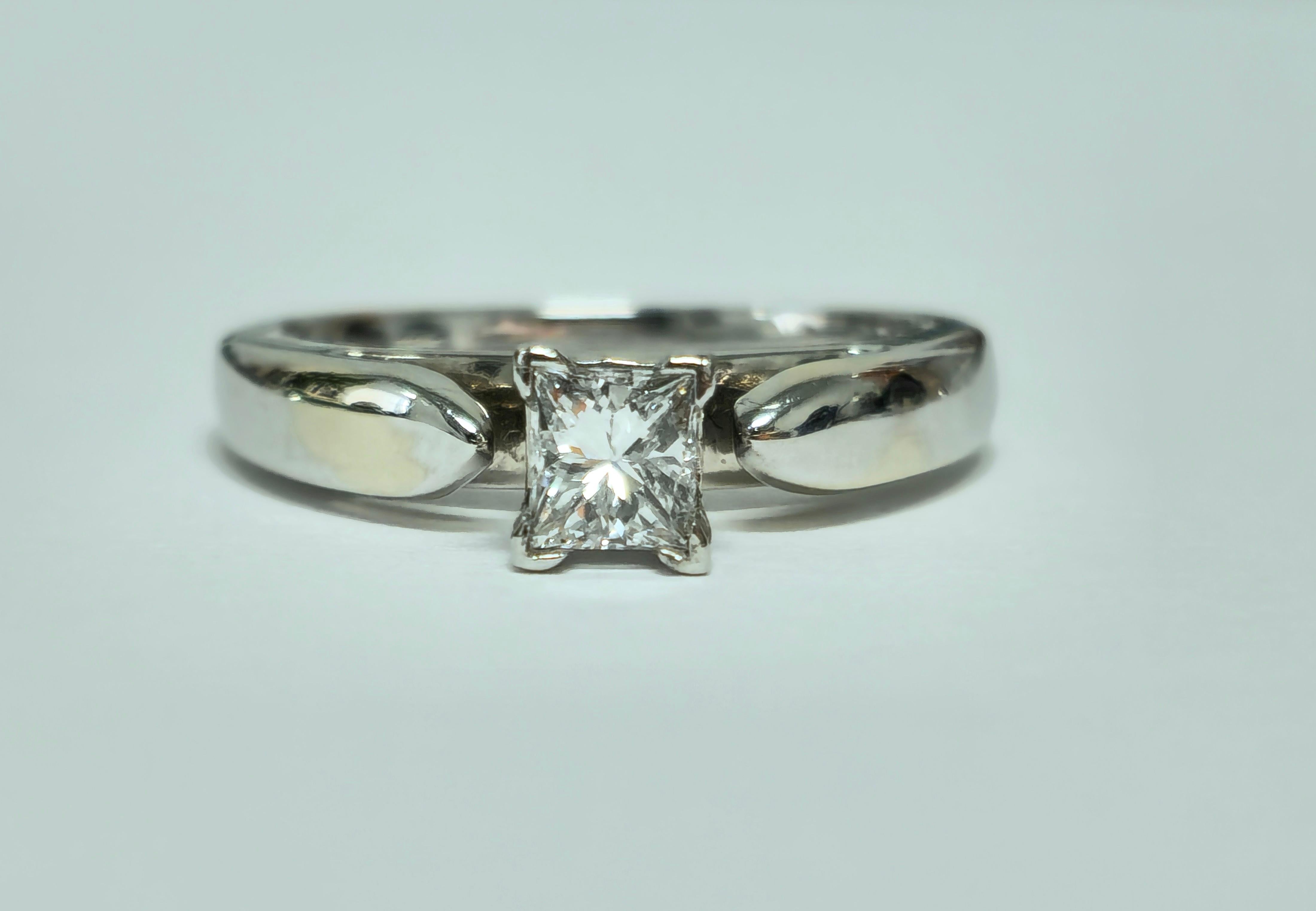 Bague de fiançailles classique solitaire en or 14 carats avec diamants Excellent état - En vente à Miami, FL
