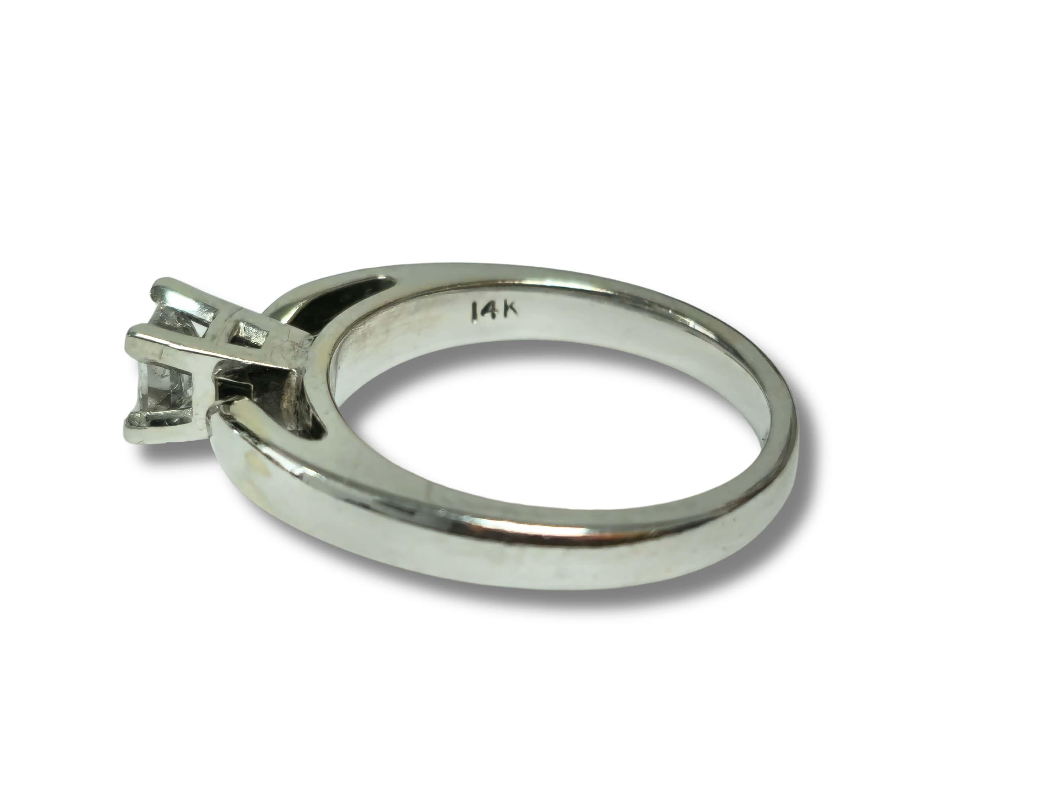 Classic Solitaire Diamond Engagement Ring 14K Gold In Excellent Condition For Sale In Miami, FL