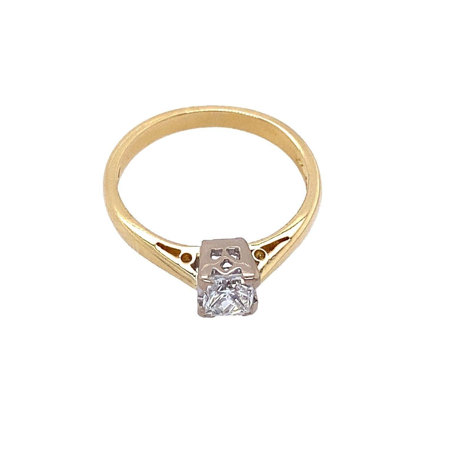 Classic Solitaire Princess Cut Ring in 18ct Yellow & White Gold, 0.50ct In Excellent Condition For Sale In London, GB