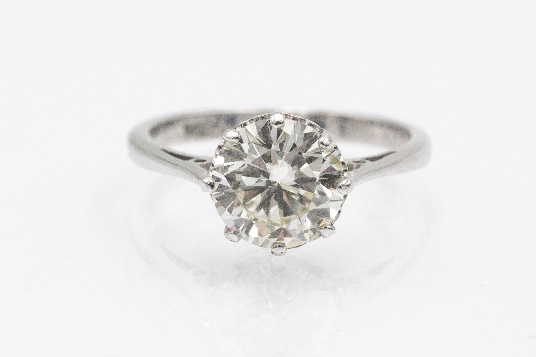 Bague solitaire classique en or blanc avec un diamant de 2,01ct

Cette bague solitaire est réalisée en or blanc 18 carats (titre 0,750).

Un impressionnant diamant de 2,01ct taillé en brillant (couleur L-M, pureté SI2) avec de bonnes