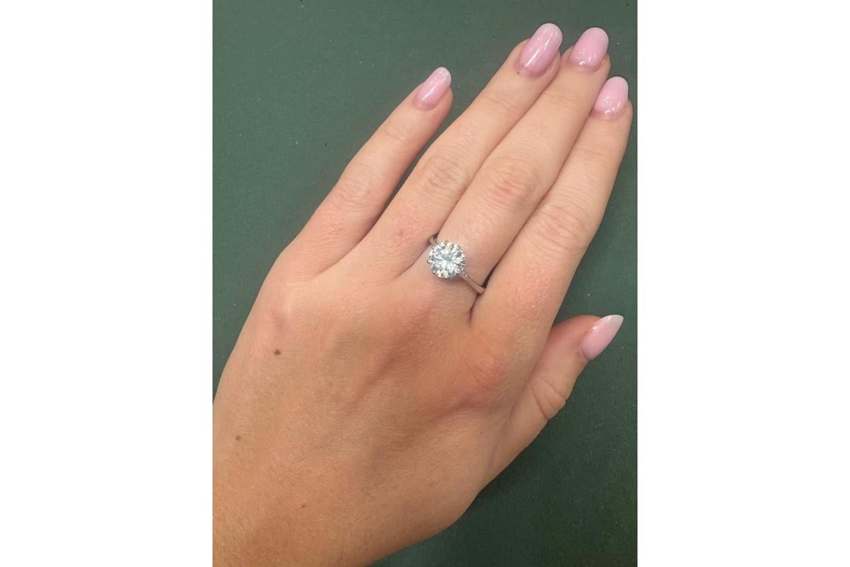 Contemporain Bague solitaire classique en or blanc avec un diamant de 2,01ct en vente