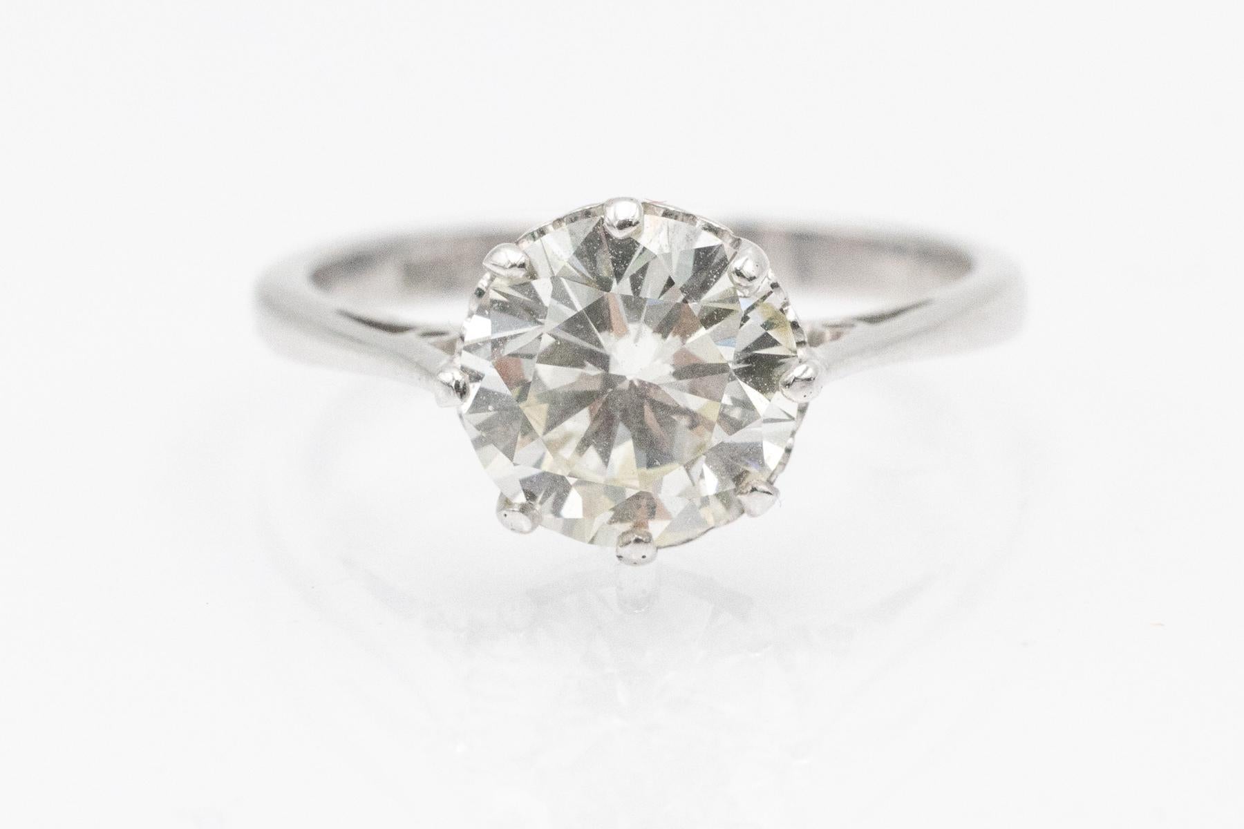 Taille brillant Bague solitaire classique en or blanc avec un diamant de 2,01ct en vente