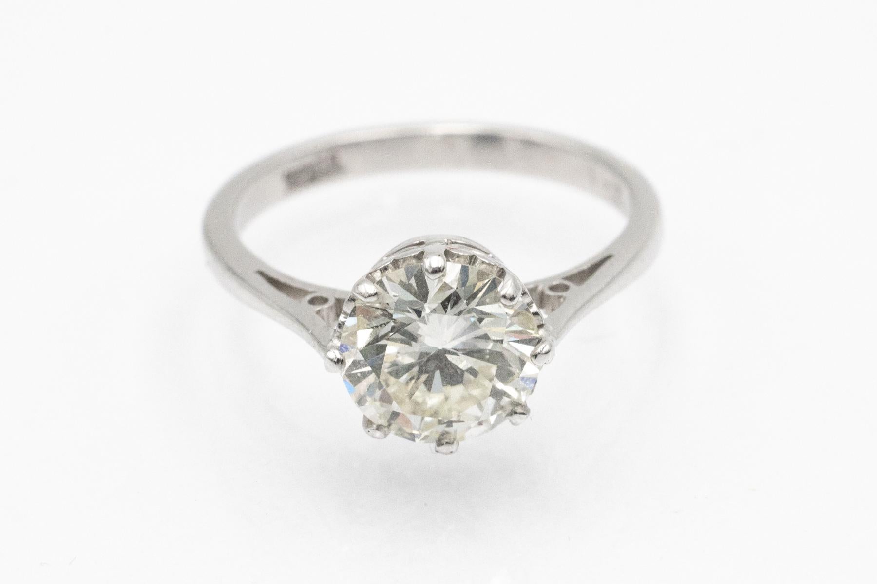 Bague solitaire classique en or blanc avec un diamant de 2,01ct Excellent état - En vente à Chorzów, PL