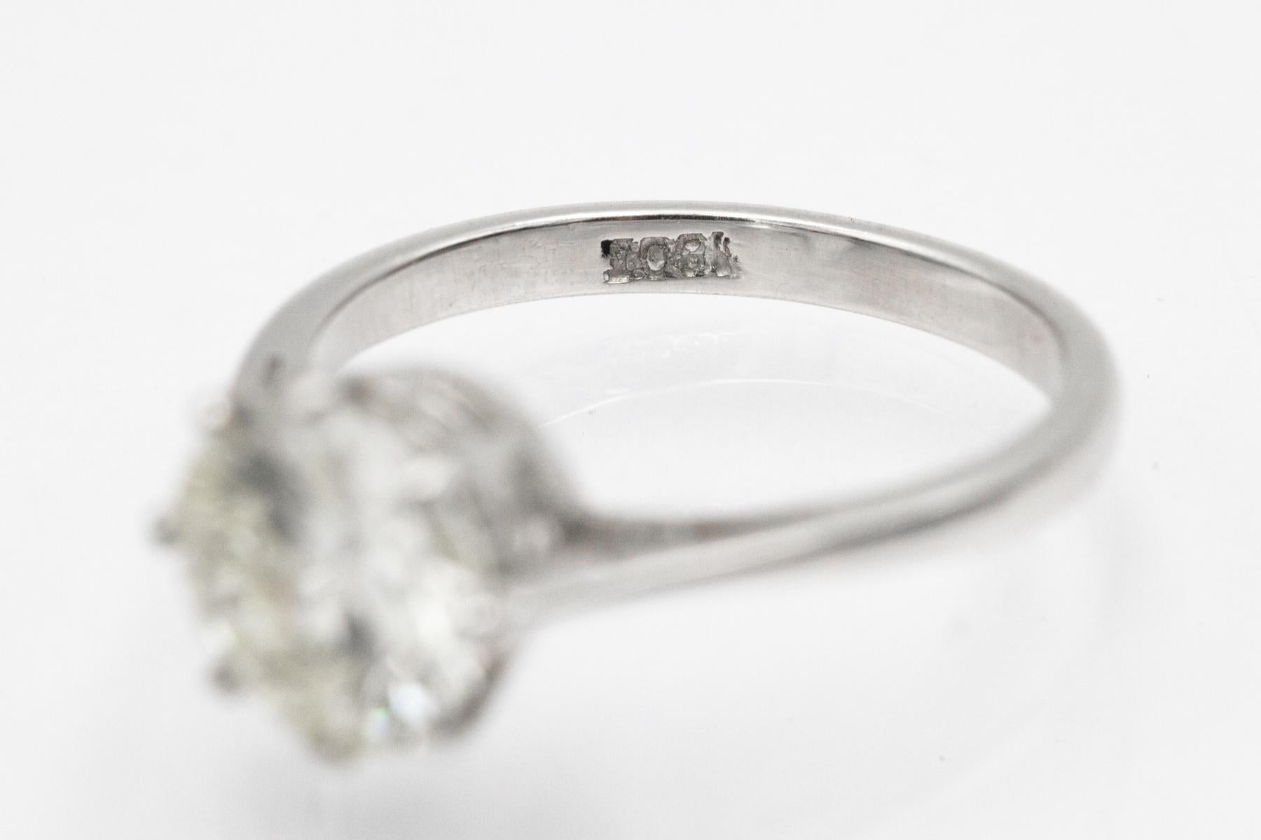 Bague solitaire classique en or blanc avec un diamant de 2,01ct Unisexe en vente