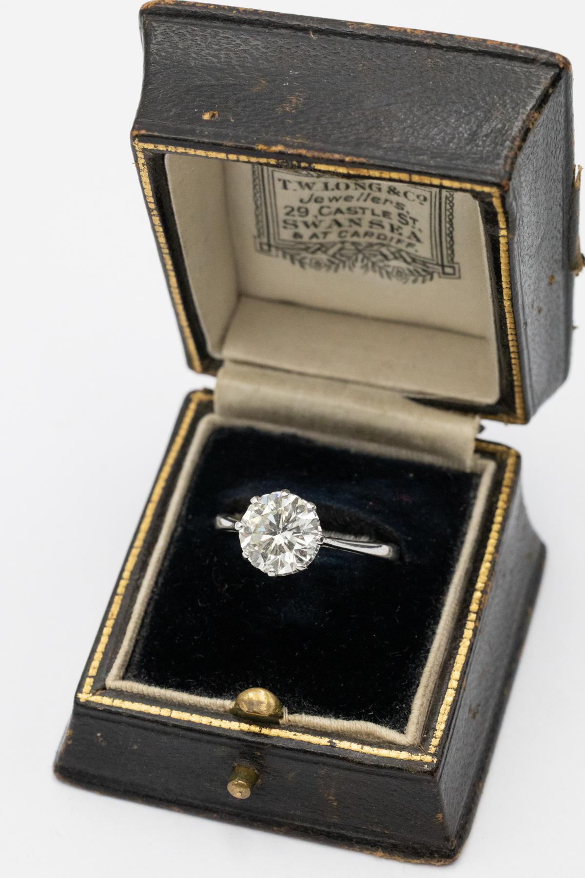 Bague solitaire classique en or blanc avec un diamant de 2,01ct en vente 2