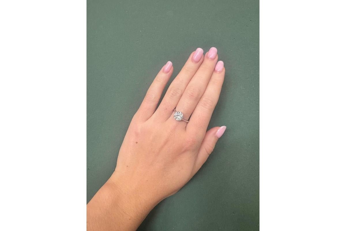 Bague solitaire classique en or blanc avec un diamant de 2,01ct en vente 3