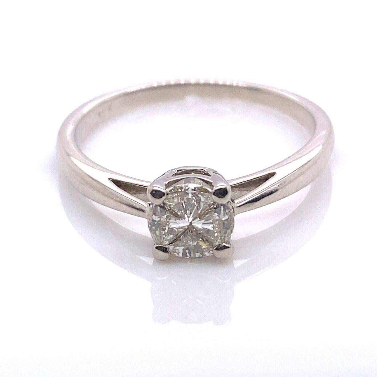 Classic Solitaire Ring Set with Triangle Shaped Diamonds in 18ct White Gold In Excellent Condition For Sale In London, GB