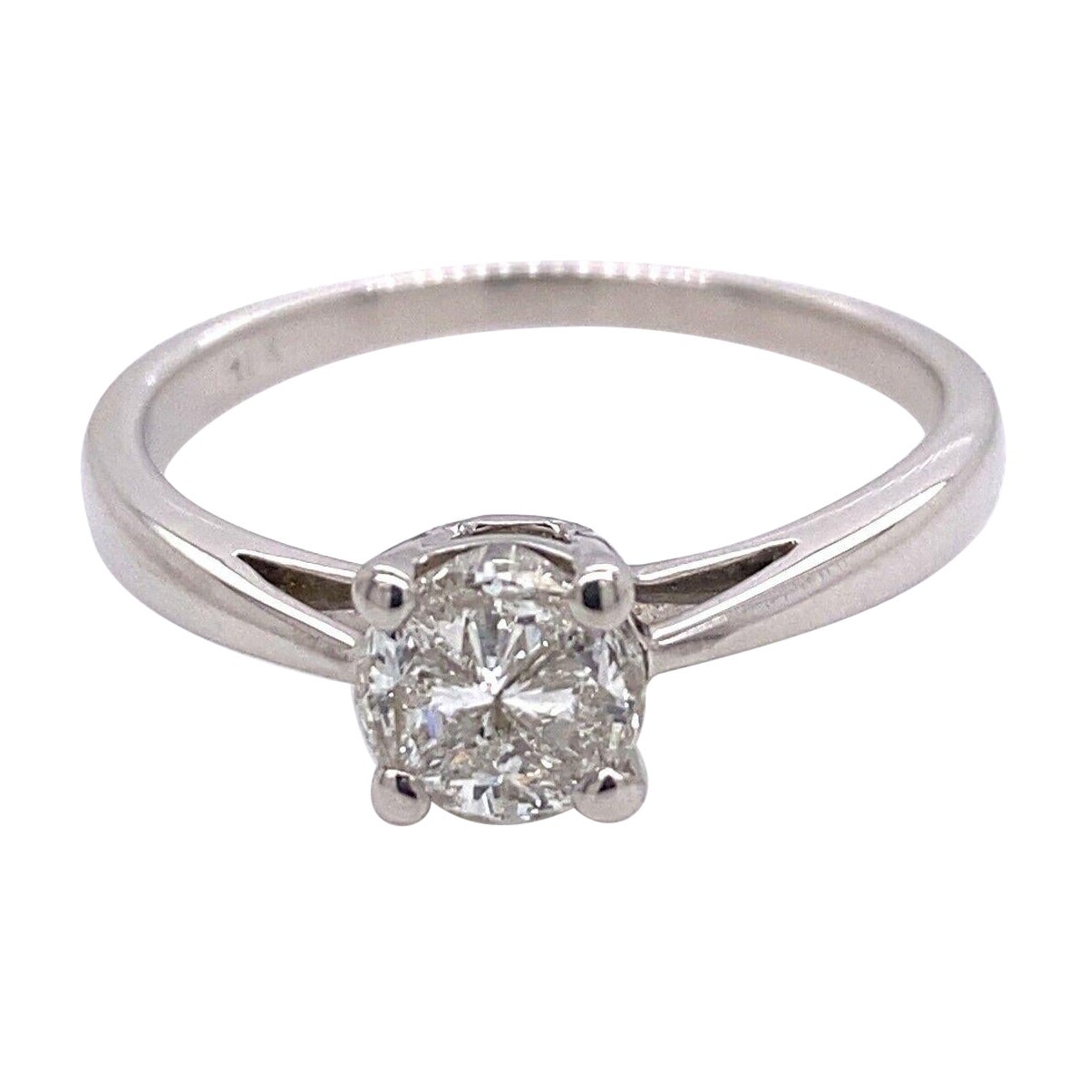 Anillo solitario clásico con diamantes en forma de triángulo en oro blanco de 18 ct en venta