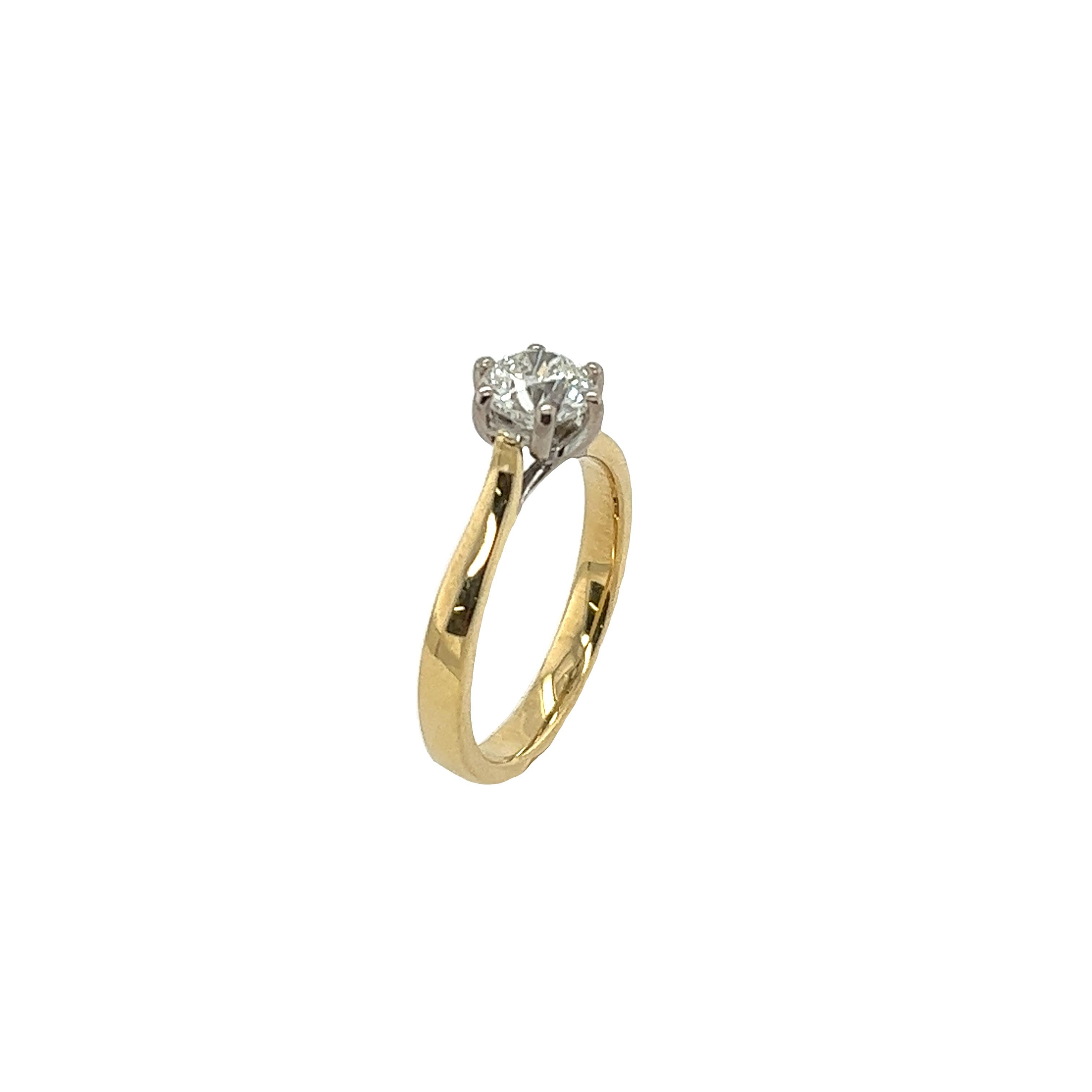 Classic Solitaire Round Diamond Engagement Ring 0.90ct I/SI2 Set In 18ct Gold In Excellent Condition For Sale In London, GB