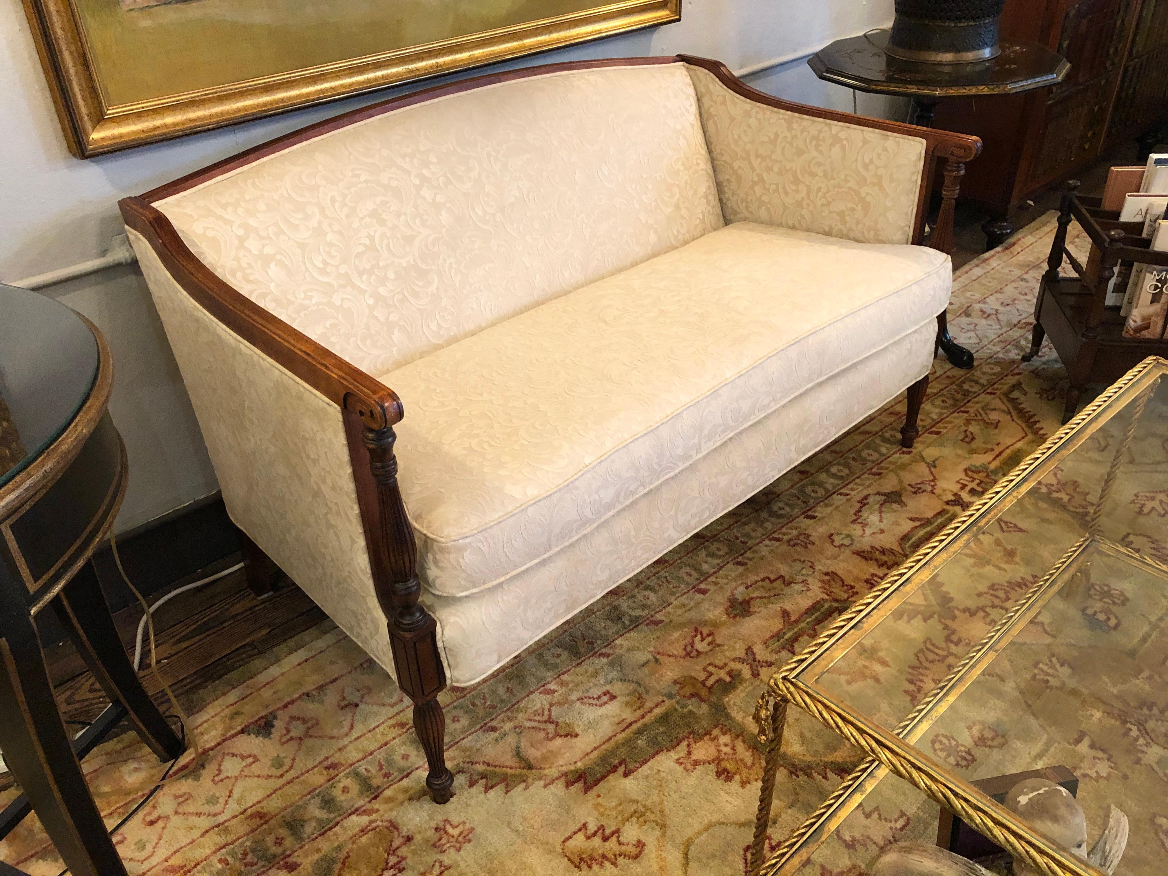 Classic Sophisticated Sheraton Mahogany & Damask Settee Loveseat In Good Condition In Hopewell, NJ