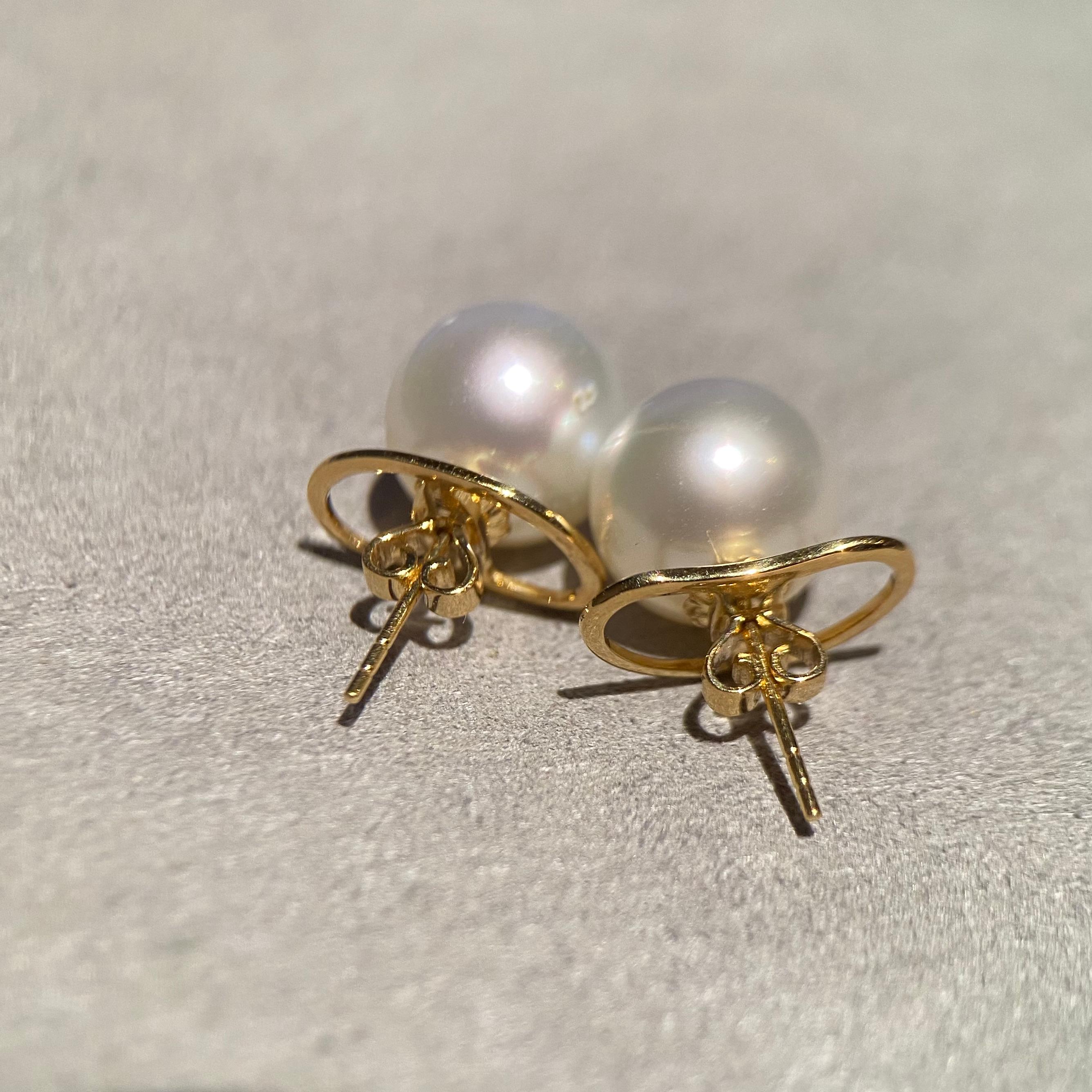 Contemporary Classic South Sea Pearl Stud Earring in 18k Yellow Gold For Sale