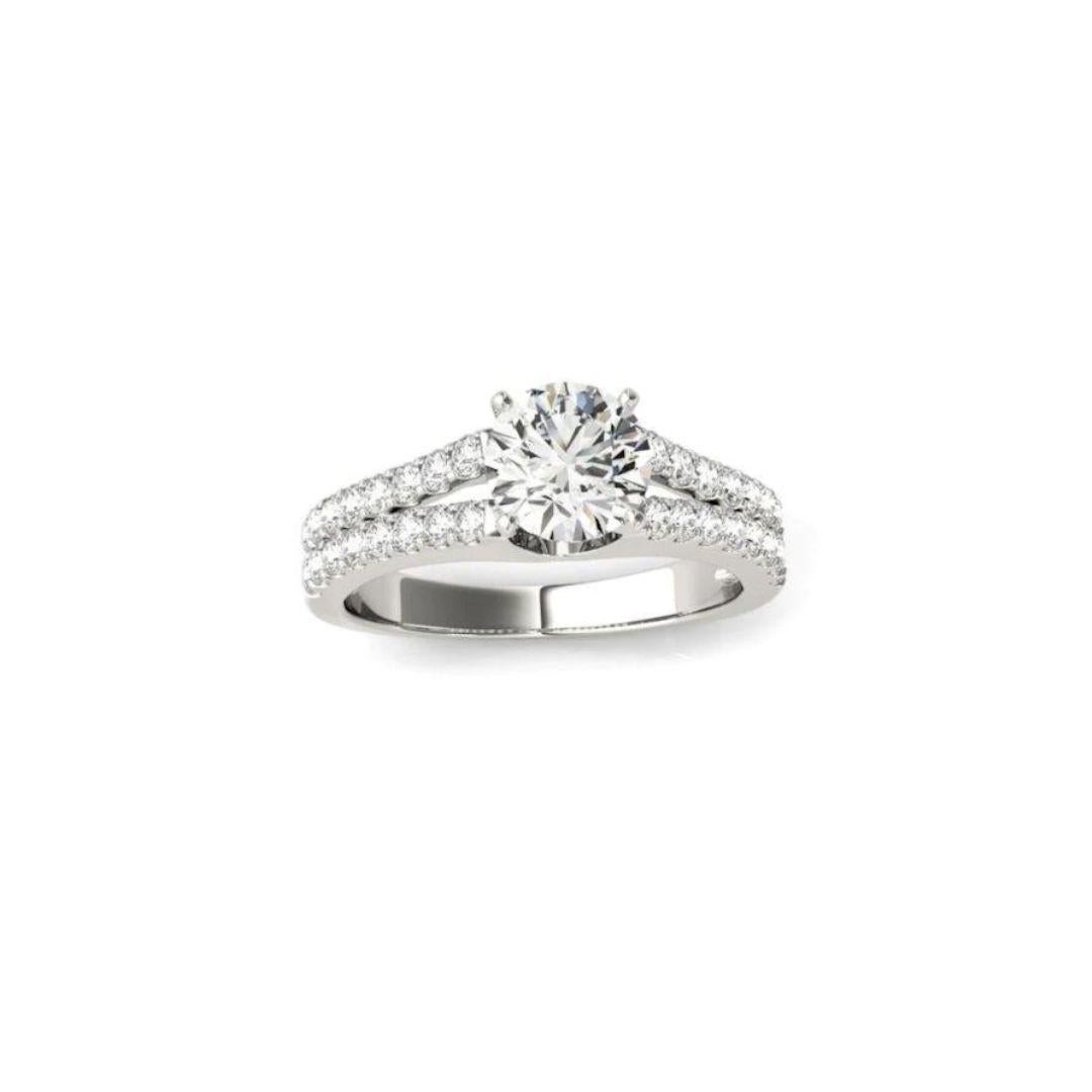 Bague de fiançailles classique en or blanc avec diamant sur l'encolure fendue Neuf - En vente à Stamford, CT