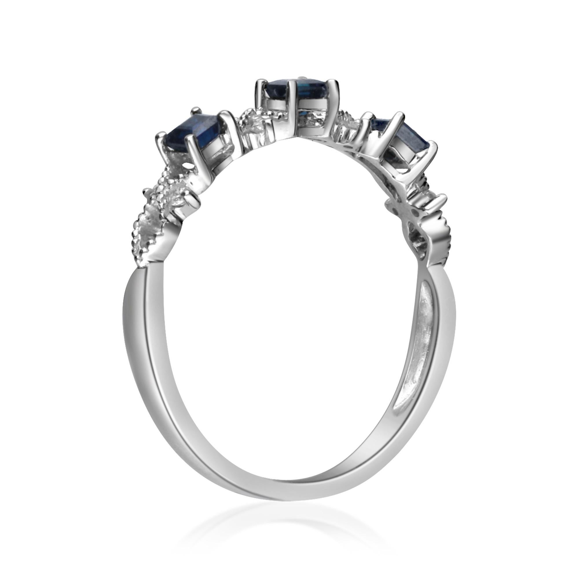 Classic Square Cut Blue Sapphire With Round Diamond 18 Karat White Gold Ring In New Condition For Sale In New York, NY