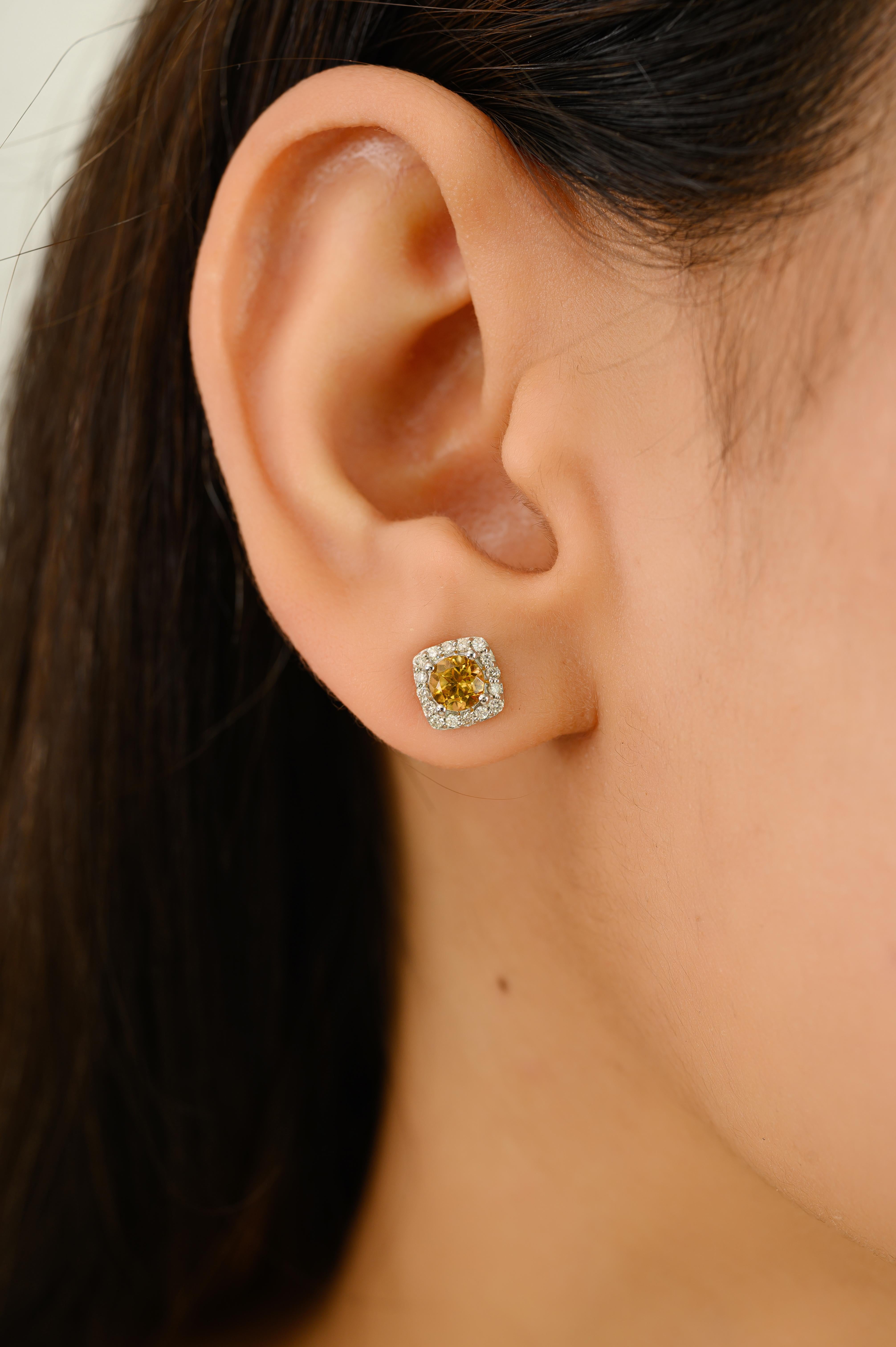 Añade un toque de calidez dorada a tu colección de joyas con estos elegantes pendientes halo, elaborados en radiante oro blanco de 14 quilates. Cada pendiente presenta un brillante citrino de talla redonda de 0,71 quilates, que brilla con vibrantes