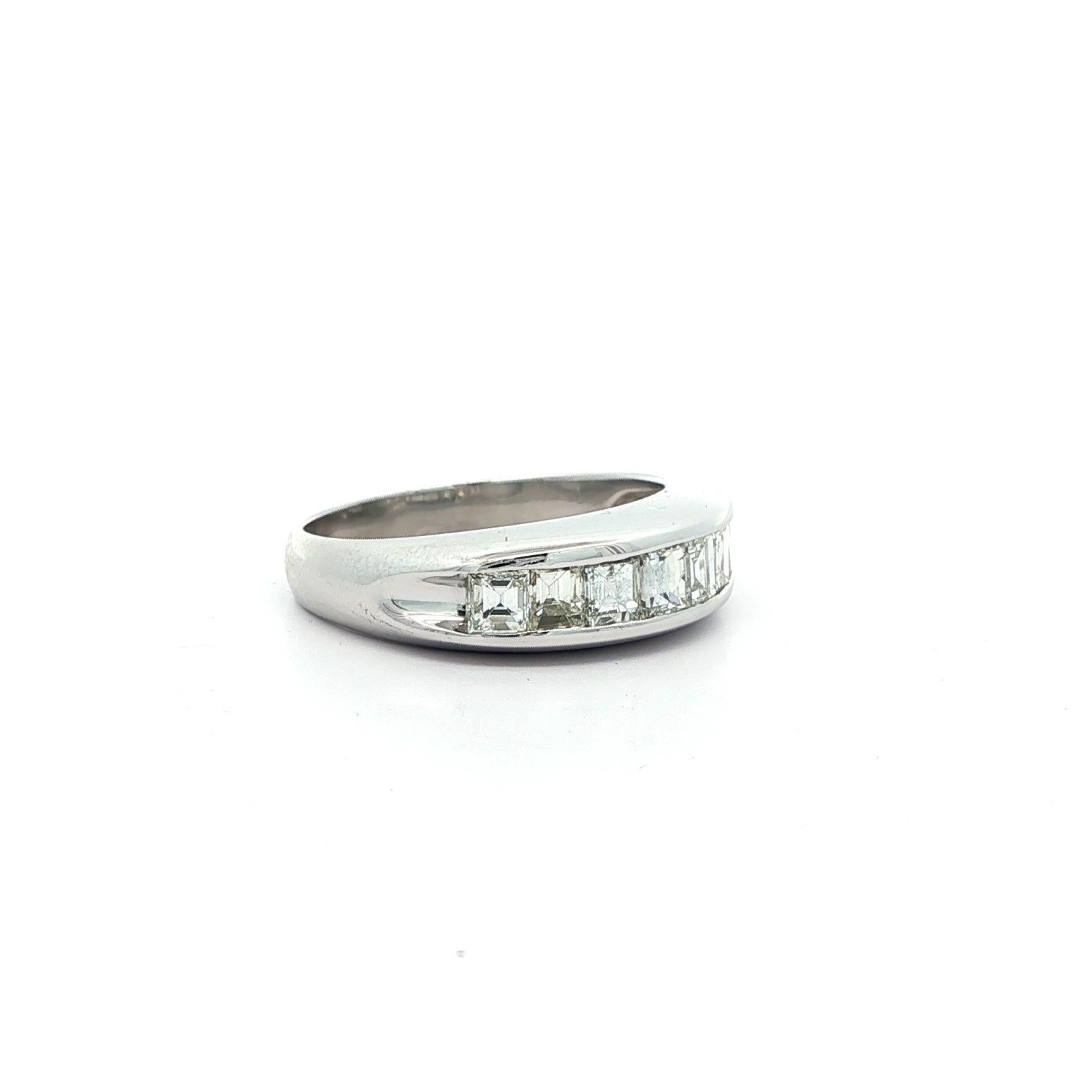 Classic Square Step 1.04ctw Diamond Channel Set Band Ring Size 5.5 en vente 6