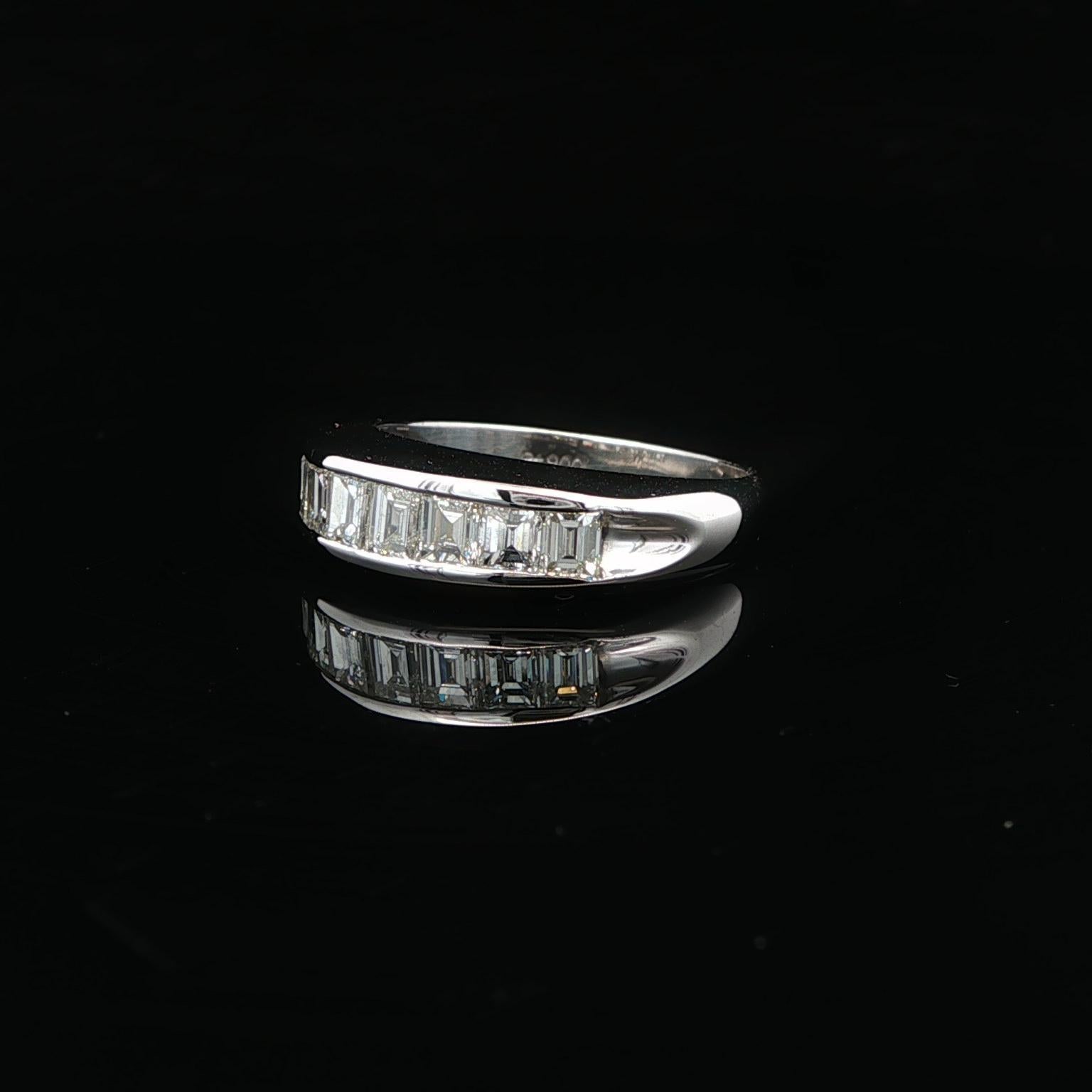 Classic Square Step 1.04ctw Diamond Channel Set Band Ring Size 5.5 en vente 7