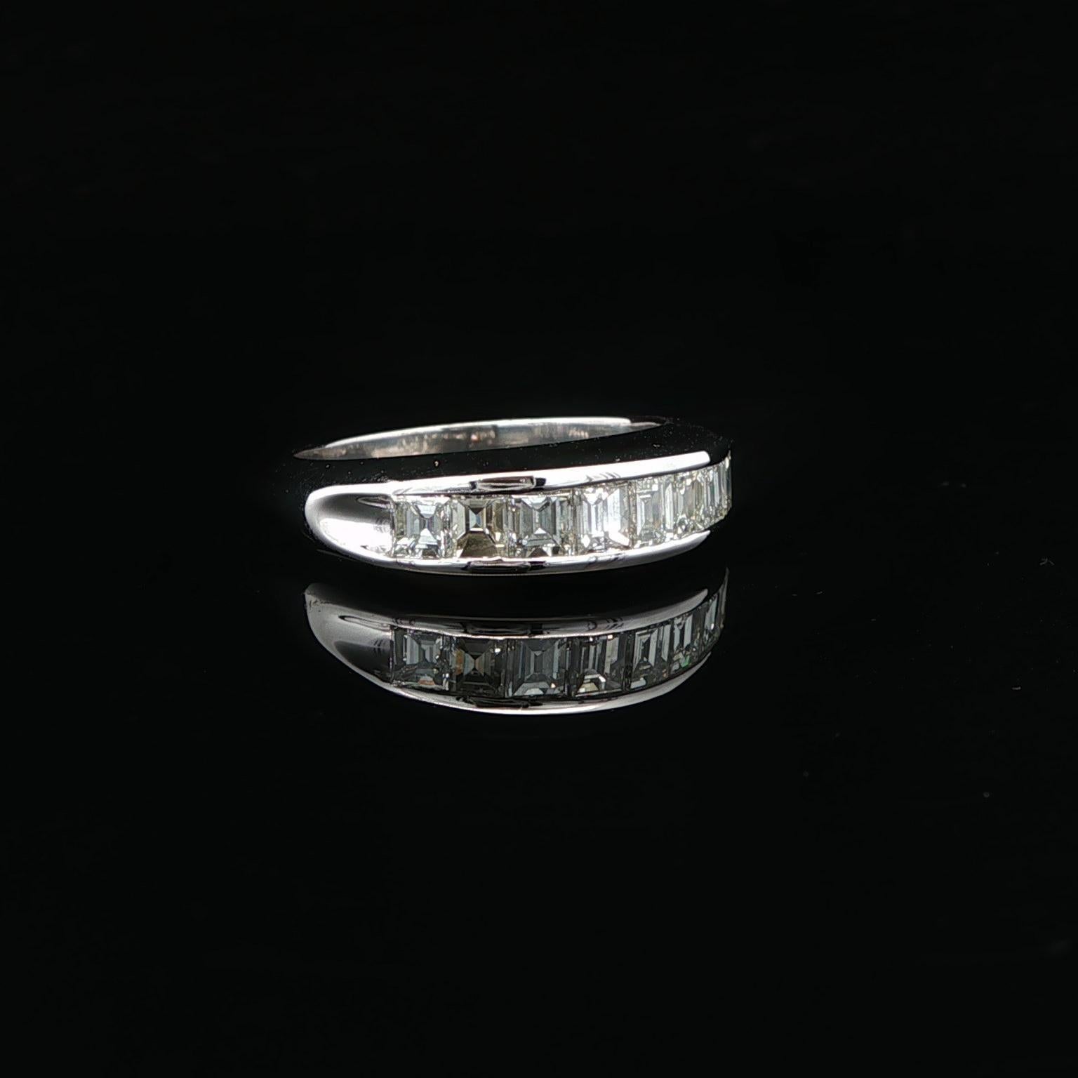 Classic Square Step 1.04ctw Diamond Channel Set Band Ring Size 5.5 en vente 11