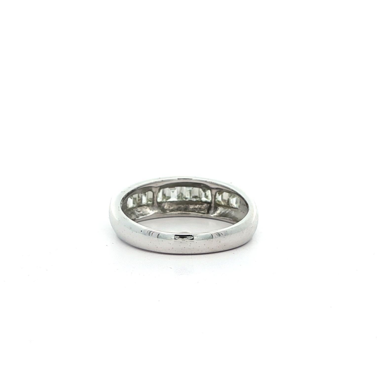 -Pierre(s) : -
(8) Diamants naturels authentiques - taille carrée - serti clos - belle couleur blanc brillant - 1.04ctw (exact)

MATERIAL : Platine .850+ Testé - 900 (estampillé)
Poids total :  5,43 grammes
Largeur totale : 5,73 mm (haut de l'anneau
