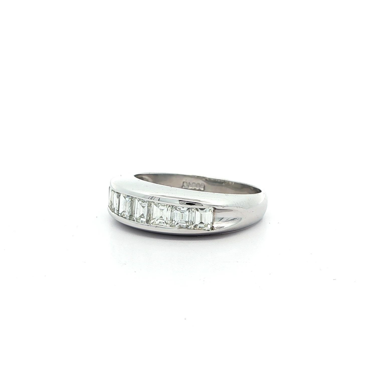 Taille carrée Classic Square Step 1.04ctw Diamond Channel Set Band Ring Size 5.5 en vente