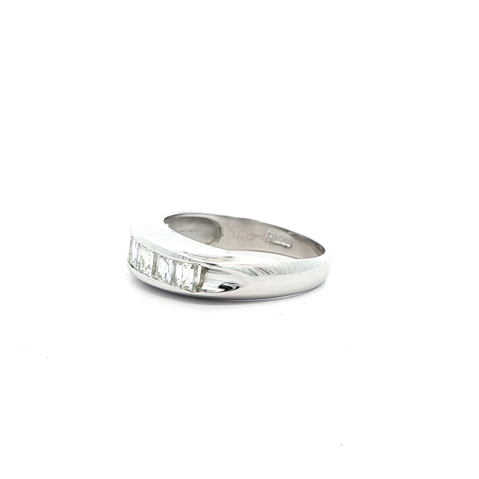 Classic Square Step 1.04ctw Diamond Channel Set Band Ring Size 5.5 Excellent état - En vente à Montclair, NJ
