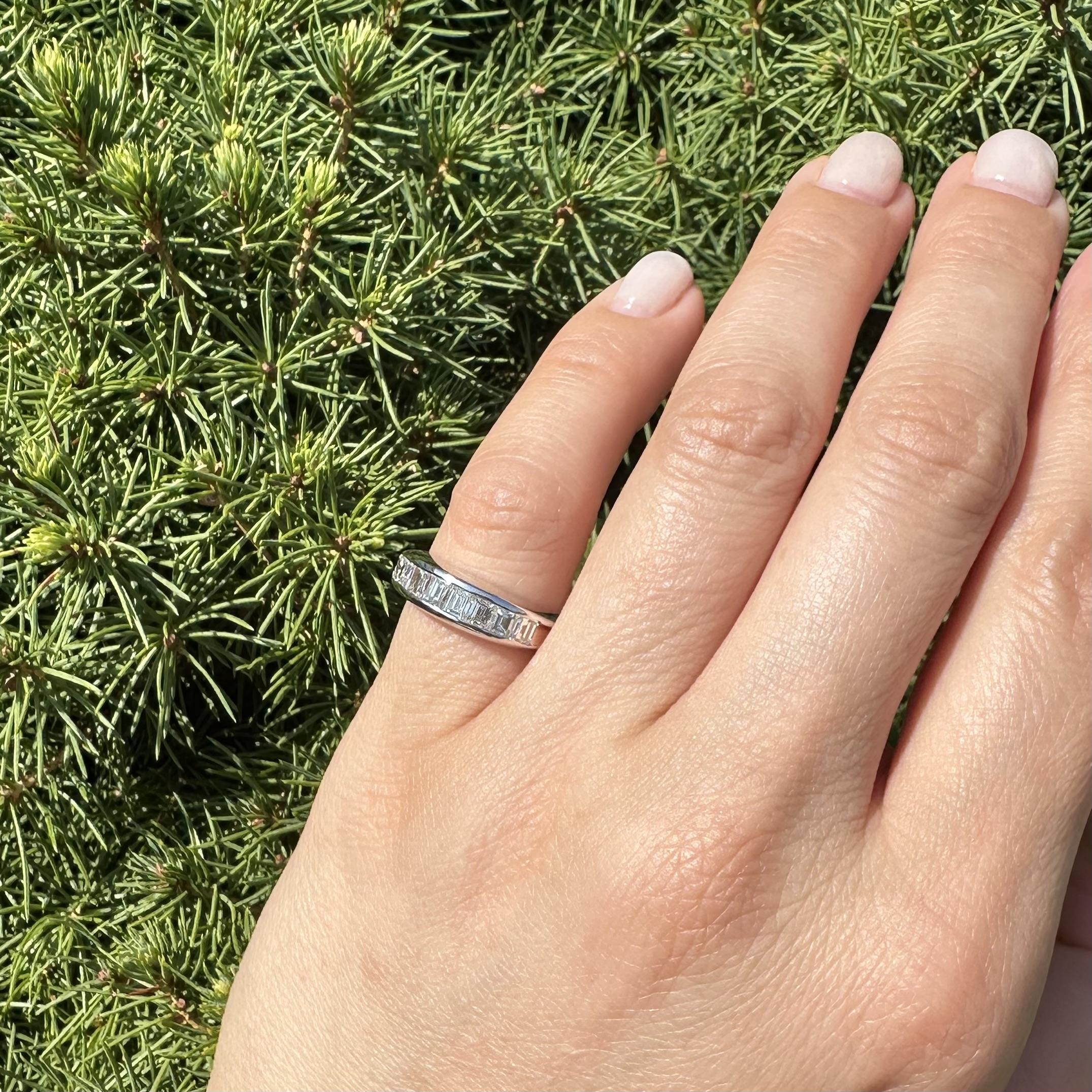 Classic Square Step 1.04ctw Diamond Channel Set Band Ring Size 5.5 en vente 1