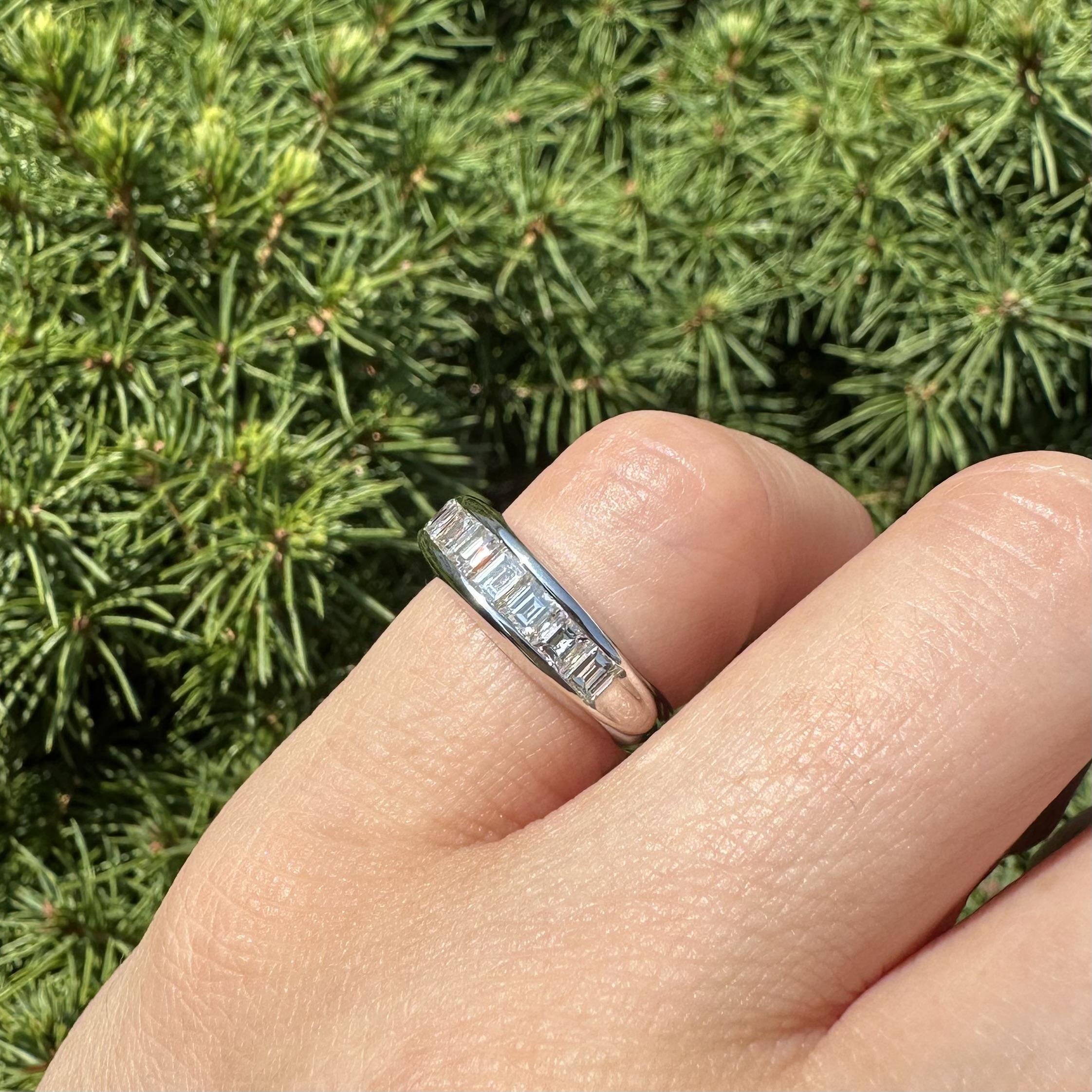 Classic Square Step 1.04ctw Diamond Channel Set Band Ring Size 5.5 en vente 2