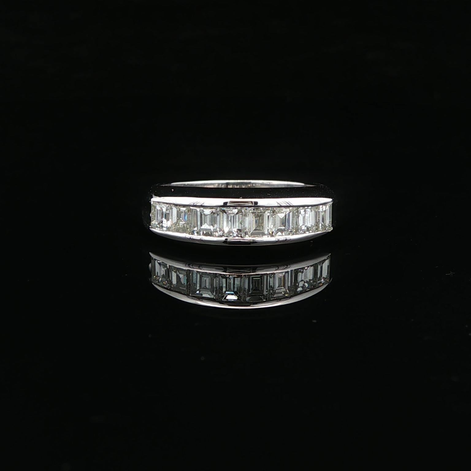 Classic Square Step 1.04ctw Diamond Channel Set Band Ring Size 5.5 en vente 4