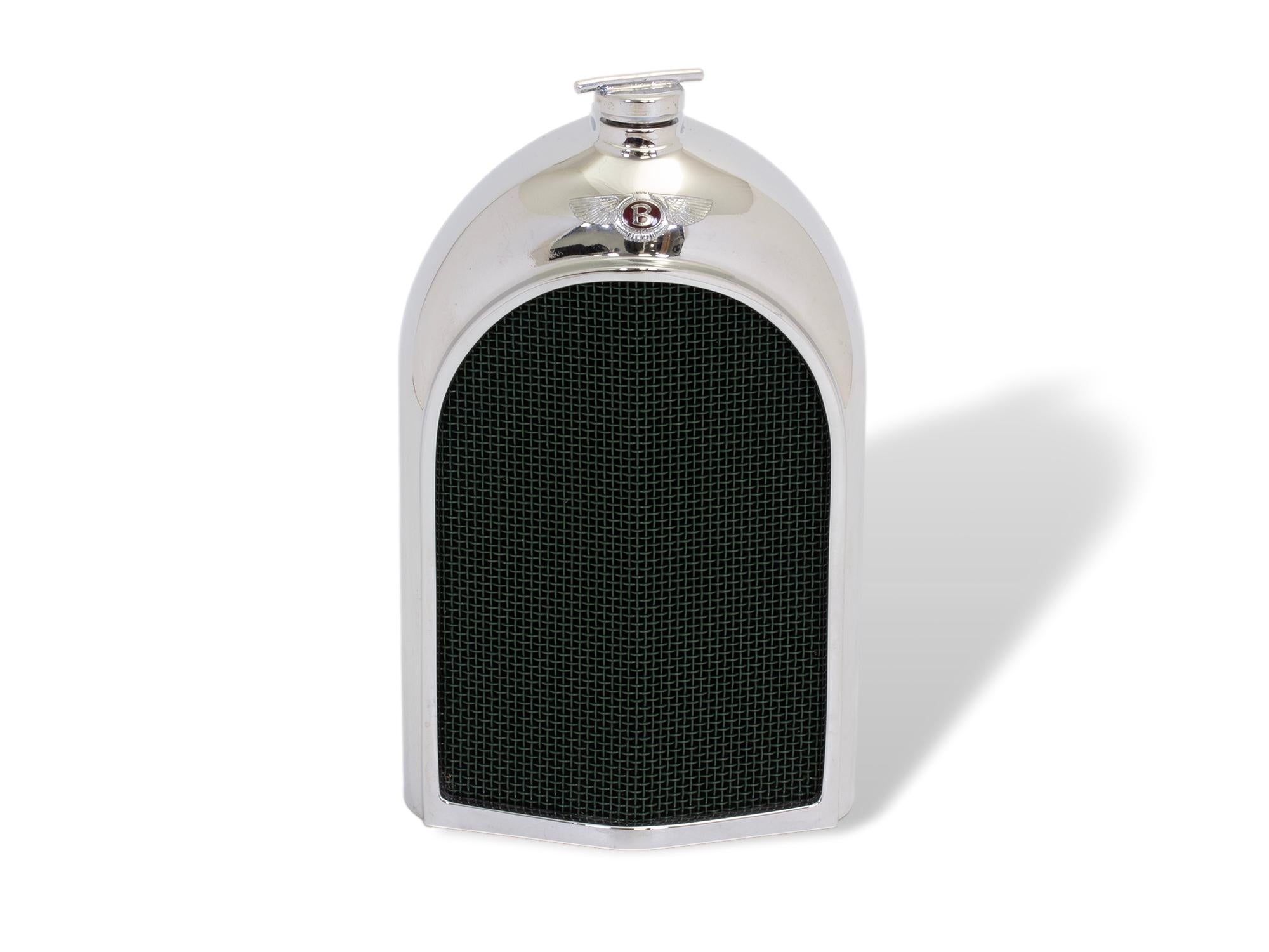 Moderno de mediados de siglo Circa 1960

De nuestra colección de Decantadores, nos complace ofrecerte este Decantador Clásico Estable Bentley. Decantador modelado como la parrilla del radiador de un automóvil Bentley, con un tapón de radiador