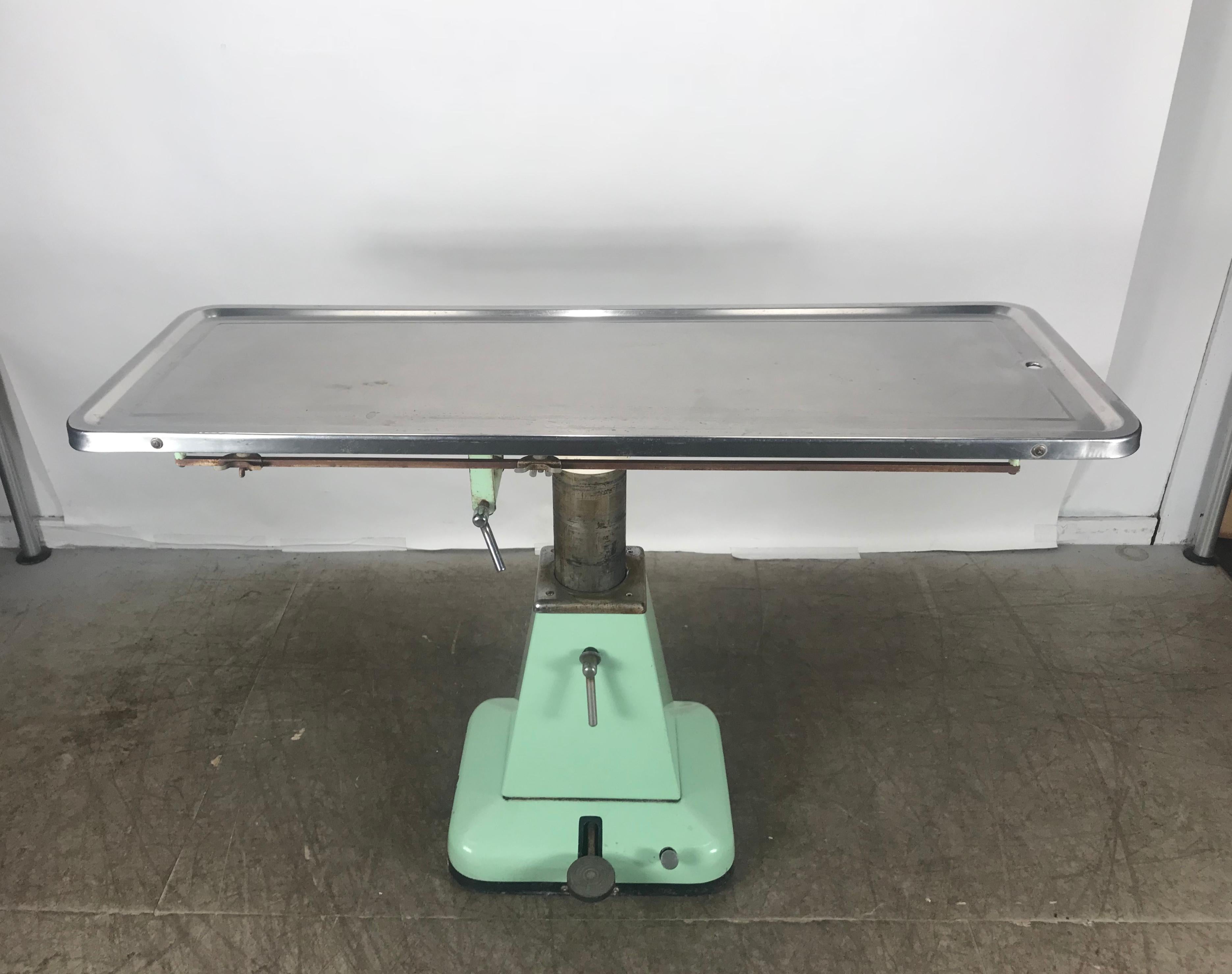 Classic Stainless and Enameled Steel Industrial Hydrualic Base Lift Table 2