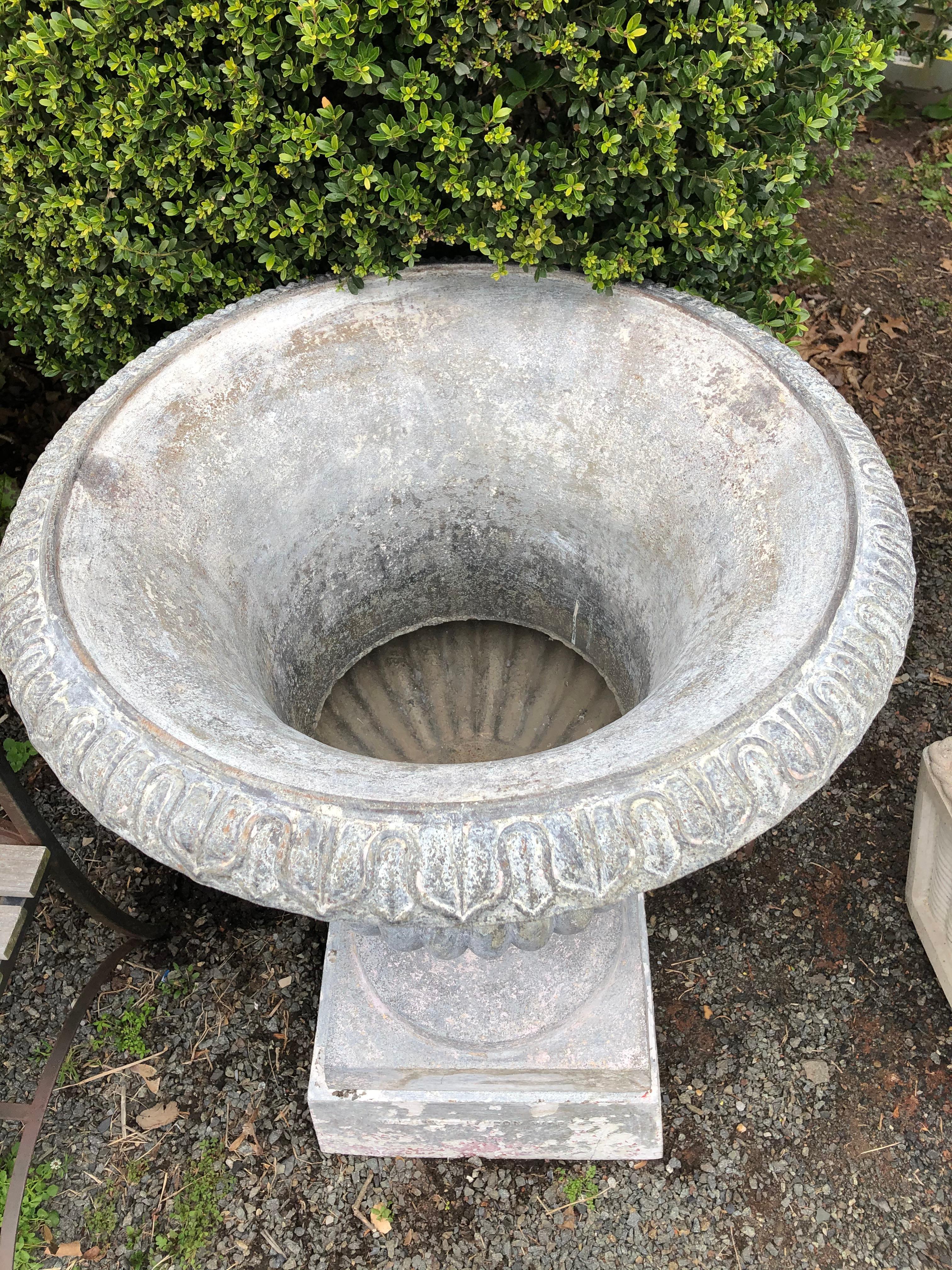 Classic Stately Mott Garden Urn Planter In Good Condition For Sale In Hopewell, NJ