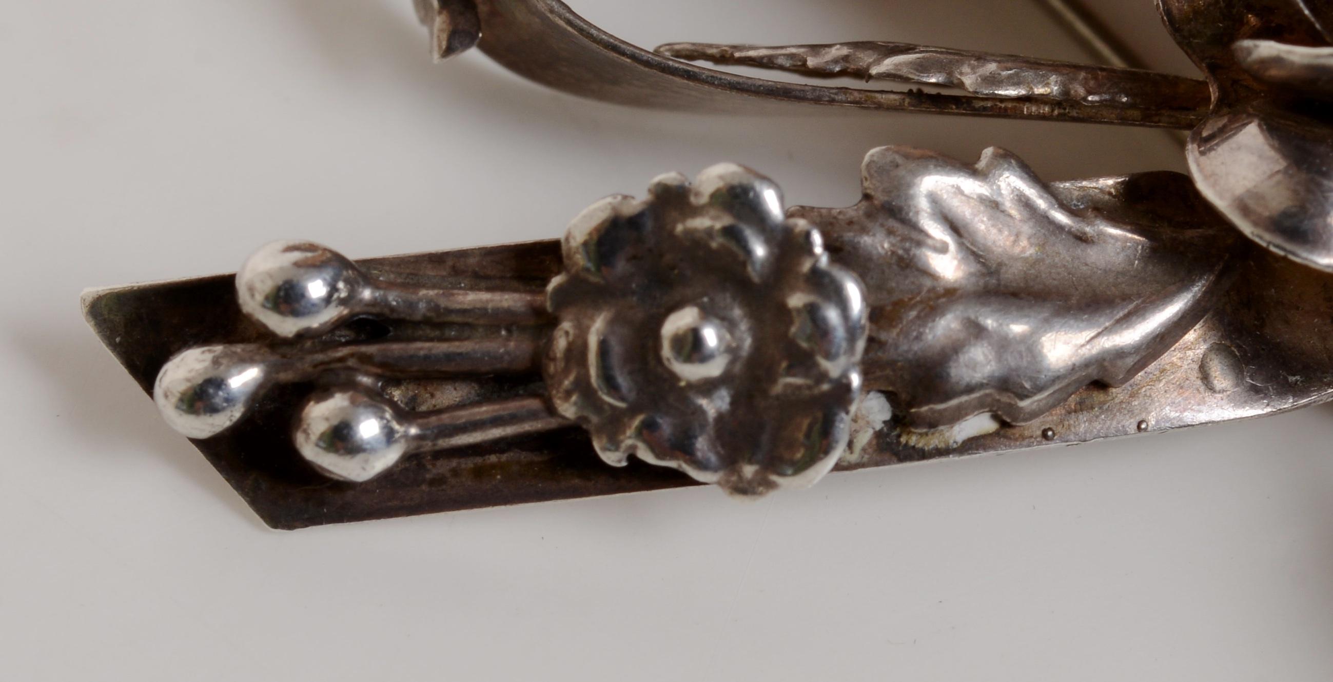 Rétro Spilla classica in argento Sterling con disegno di nastri e fiori, 1942 circa, firmata Hobé in vendita