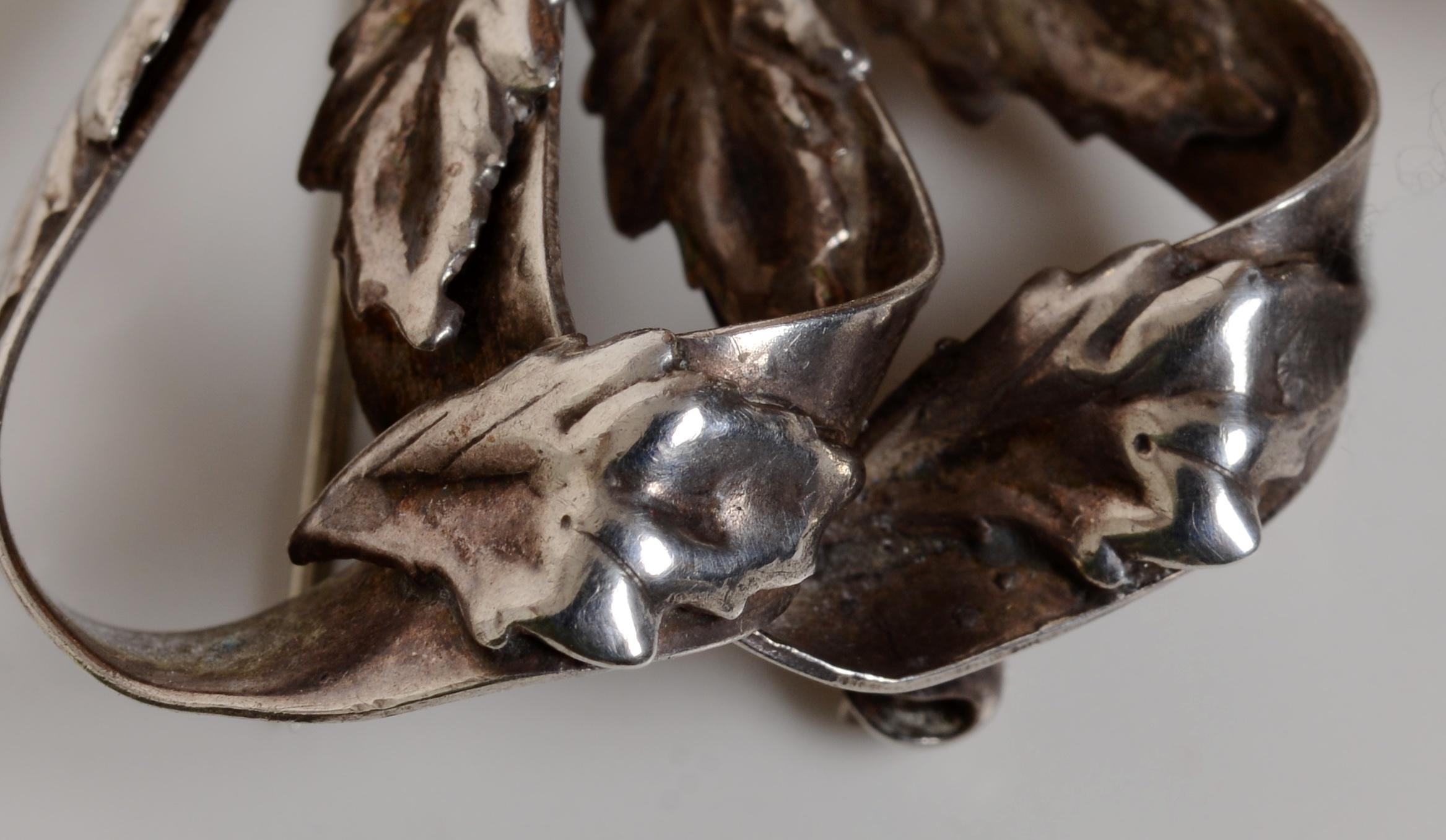 Spilla classica in argento Sterling con disegno di nastri e fiori, 1942 circa, firmata Hobé In condizioni ottime in vendita a valatie, NY