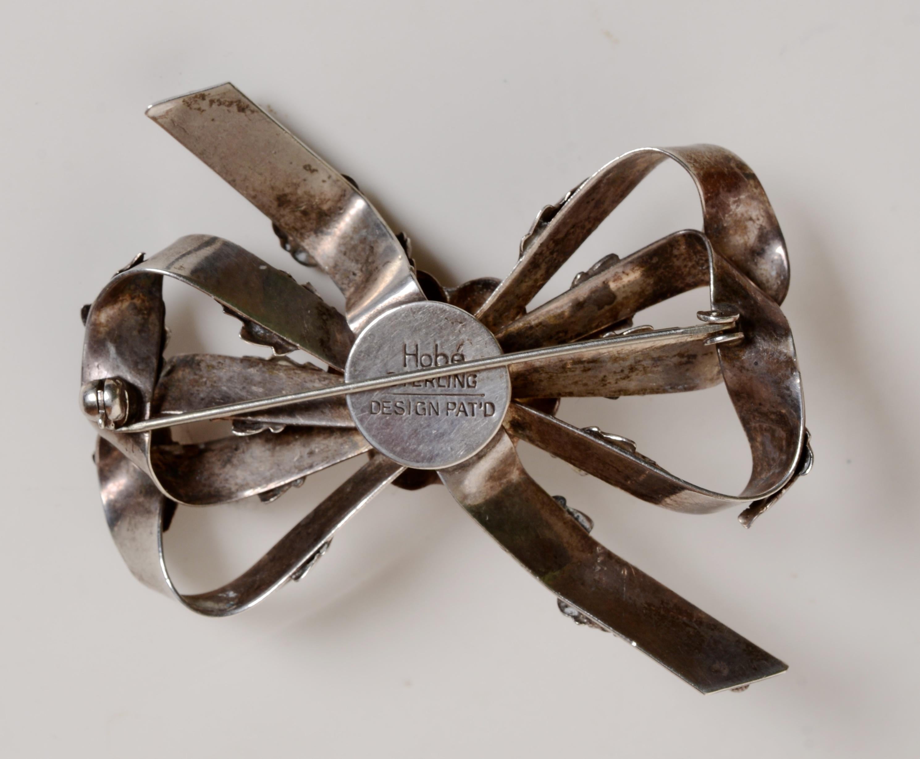 Donna Spilla classica in argento Sterling con disegno di nastri e fiori, 1942 circa, firmata Hobé in vendita