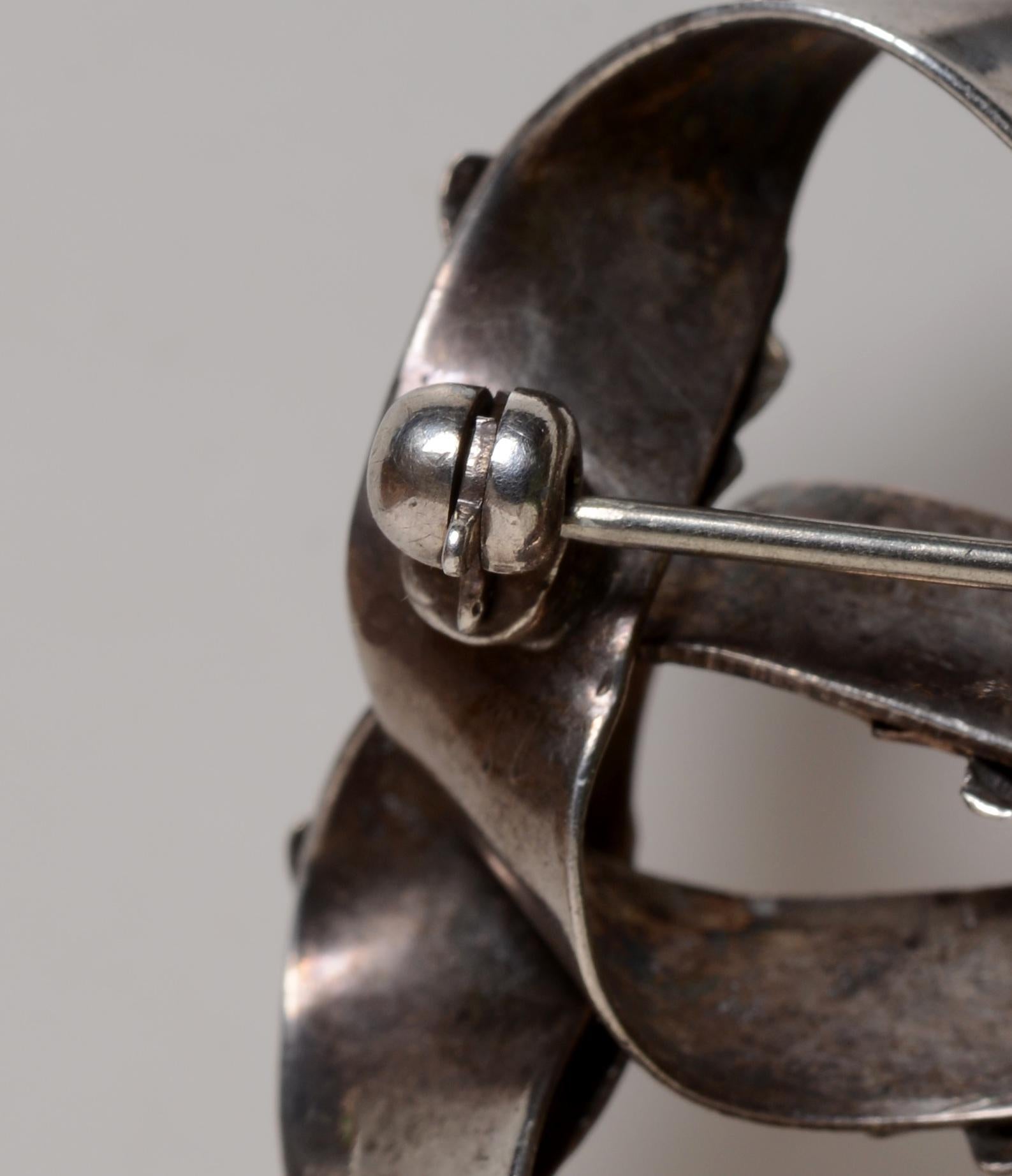 Spilla classica in argento Sterling con disegno di nastri e fiori, 1942 circa, firmata Hobé in vendita 1