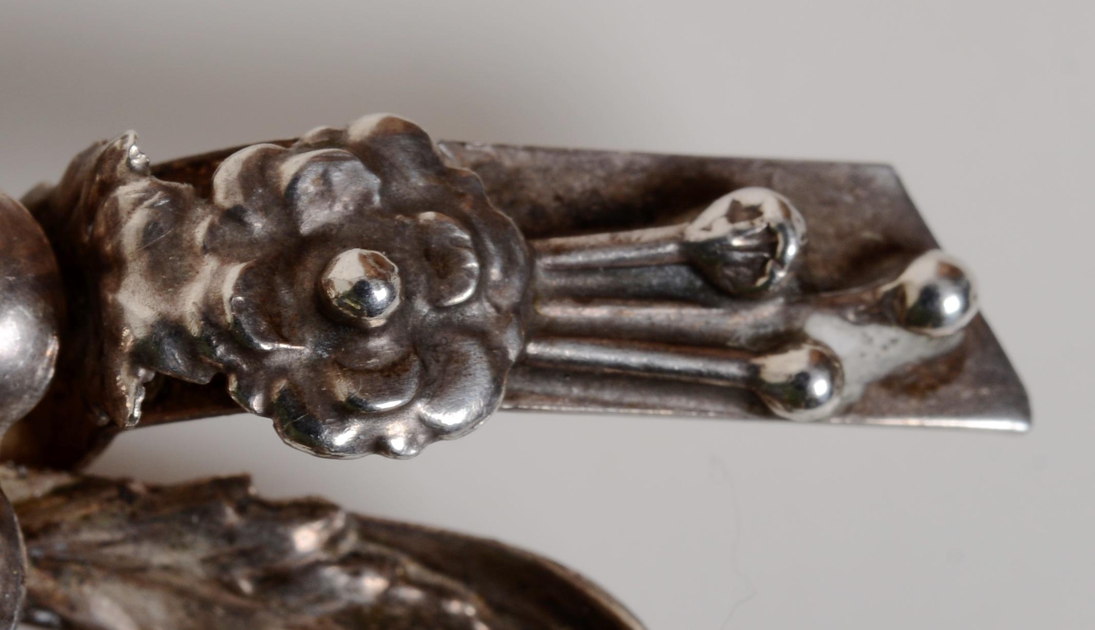 Spilla classica in argento Sterling con disegno di nastri e fiori, 1942 circa, firmata Hobé in vendita 2