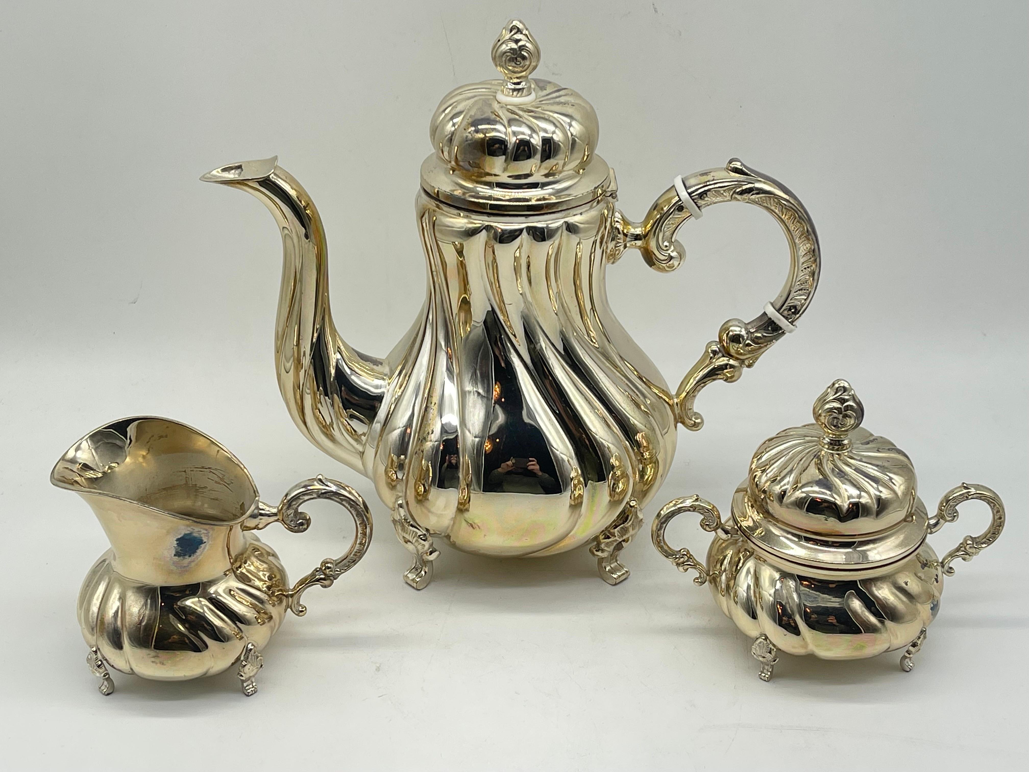 Classic Silver Coffee Centerpiece

925 sterling Silver Germany
stand on 4 feet  
handmade

Half moon & crown
 
3 pieces 
coffee pot (height 22 cm)
sugar box (height 11 cm)
milk jug (height: 9 cm)

Half moon & crown

Weight: 864 grams

The condition