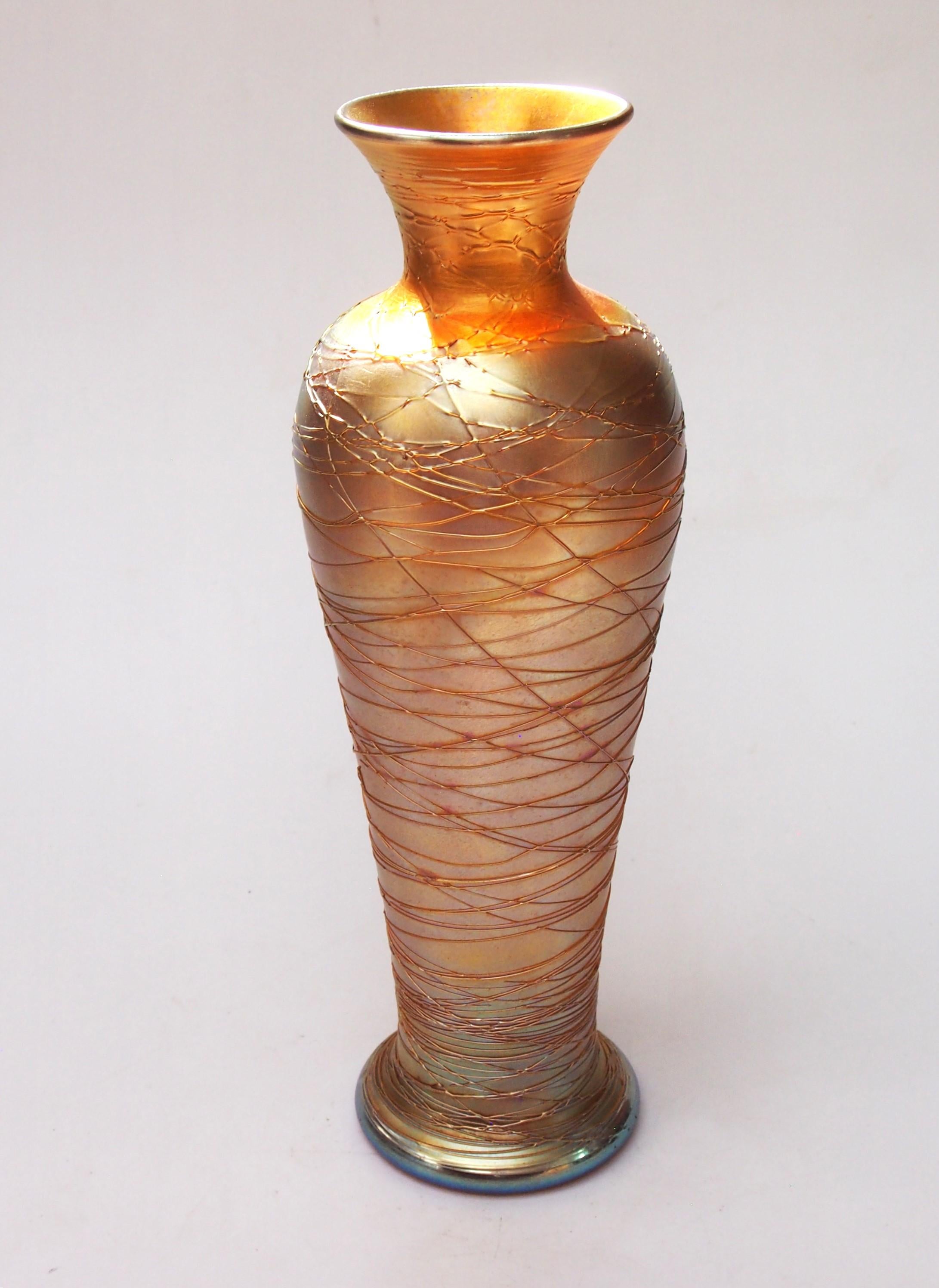 Stupendo vaso Tall Aurene Durand realizzato negli Stati Uniti nel 1924 circa, da operai della fornace che in precedenza avevano lavorato sia da Tiffany che da Quezal. Il vaso d'oro aureo ha la classica forma a balaustro ed è decorato con un motivo