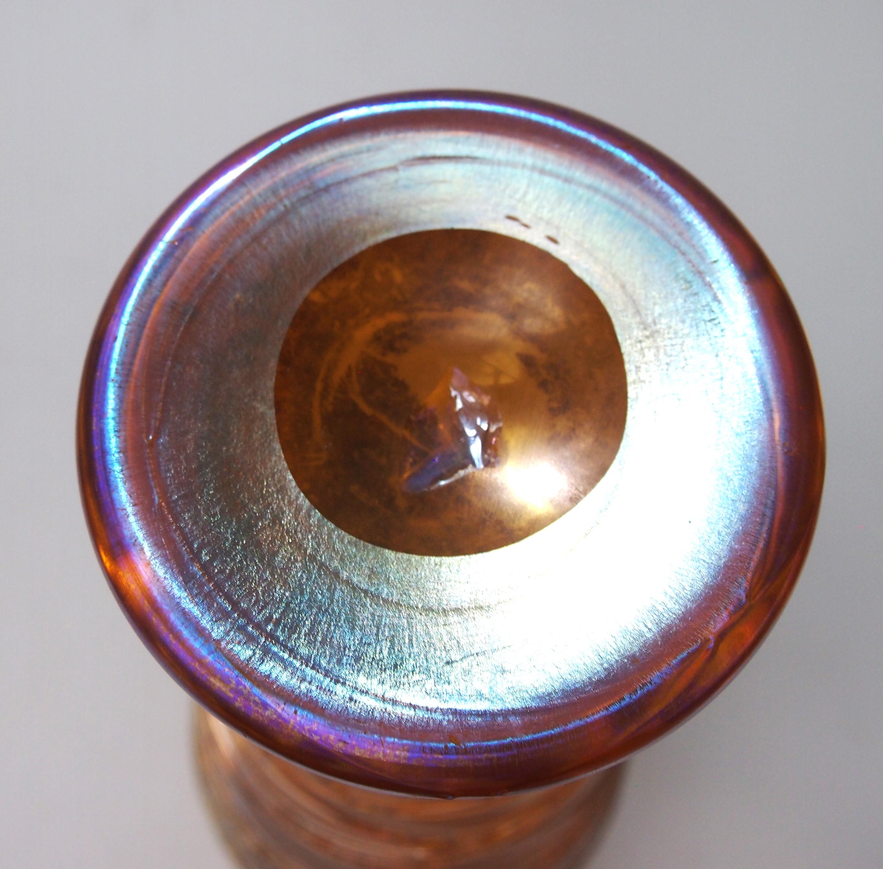 Vaso classico in vetro americano C.I.C. Aurene Durand con chiusura a strappo, 1924 circa in vendita 1