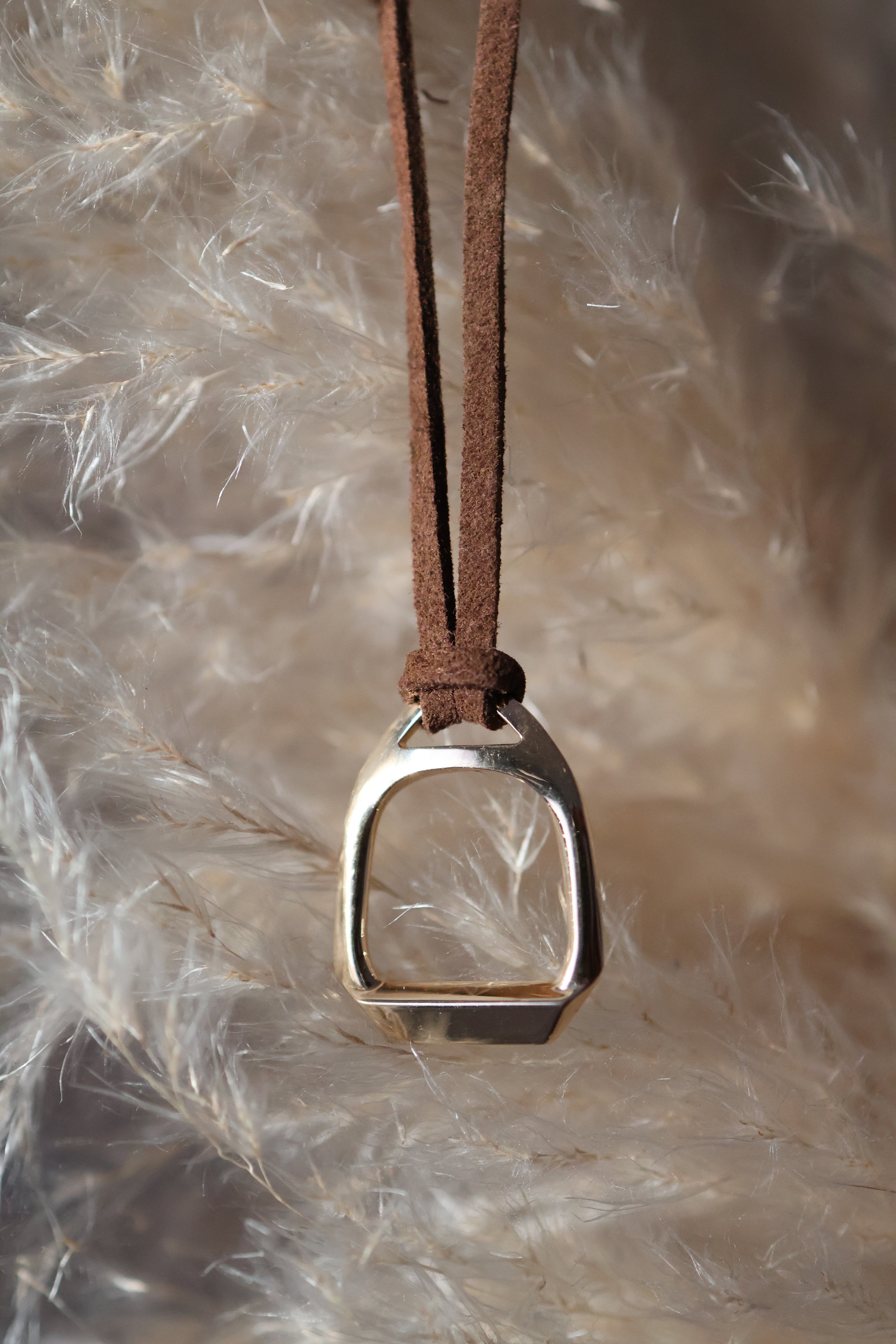 Dieser Anhänger aus edlem 18-karätigem Gelbgold verkörpert Anmut und Stärke und ist ein Symbol für zeitlosen Stil.
Der Anhänger baumelt anmutig an einer 20-Zoll-Wildlederkette und verleiht der klassischen Goldkomposition einen Hauch von modernem
