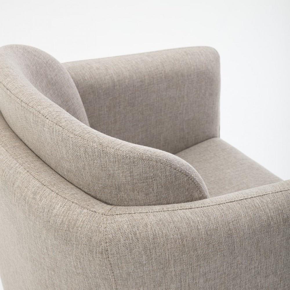 Specifiche:
Struttura in legno di faggio rivestita con schiuma di poliuretano e fibra. 
Seduta e schienale con schiuma standard in poliuretano.
Finiture:
Piedi: laccati in nero.
Fabrice: Fabrice Performance di colore grigio.
Su richiesta è