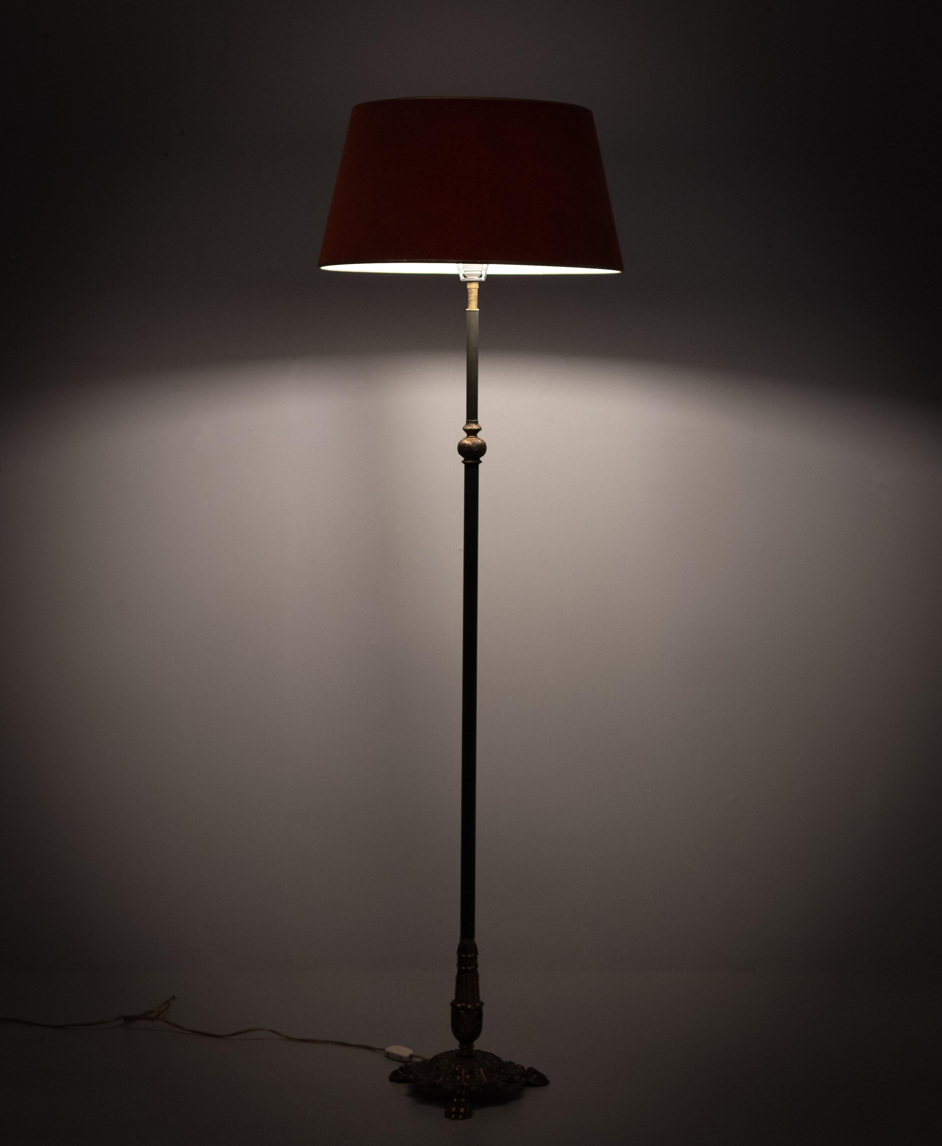 Classic style Floor lamp with shade 1970s France  In Good Condition For Sale In Den Haag, NL