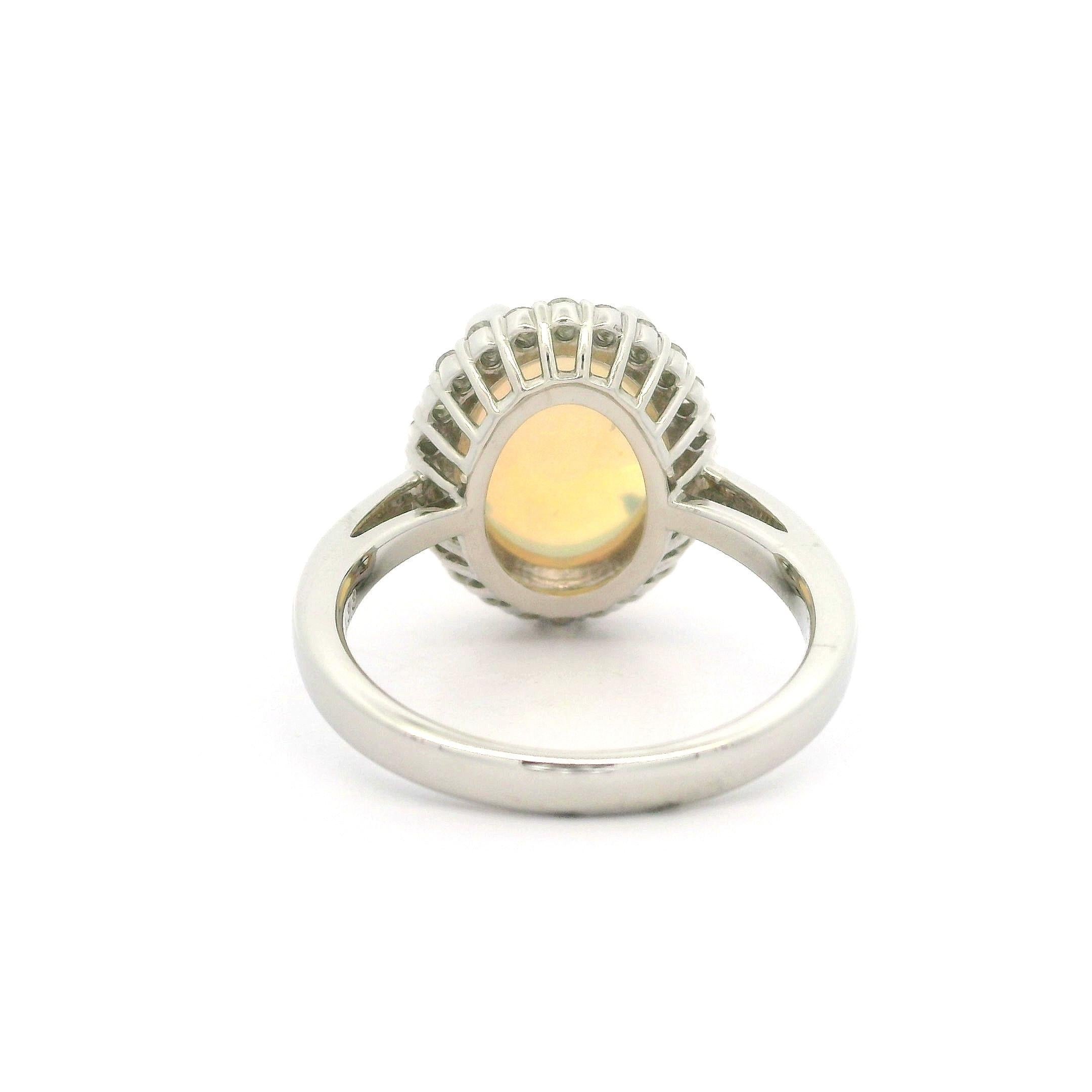 Anello in platino stile classico con opale ovale cabochon da 3,19 carati e diamante a raggiera in vendita 4
