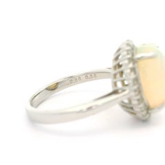 Anello in platino stile classico con opale ovale cabochon da 3,19 carati e diamante a raggiera