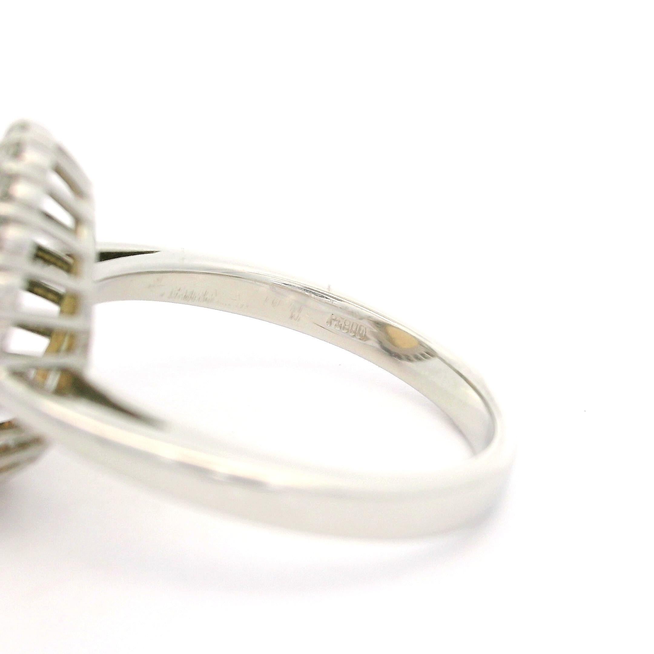 Neoclassico Anello in platino stile classico con opale ovale cabochon da 3,19 carati e diamante a raggiera in vendita
