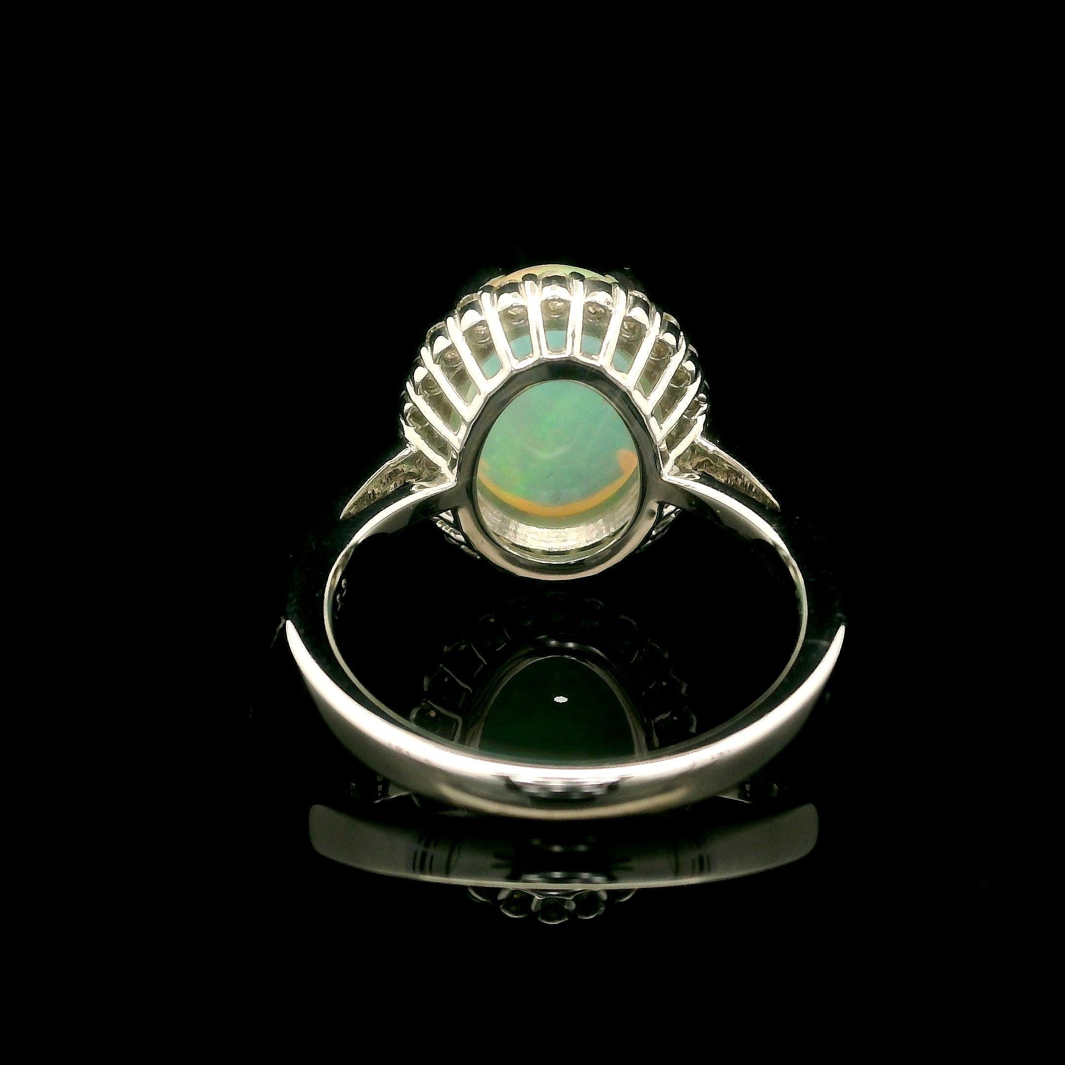 Cabochon Anello in platino stile classico con opale ovale cabochon da 3,19 carati e diamante a raggiera in vendita
