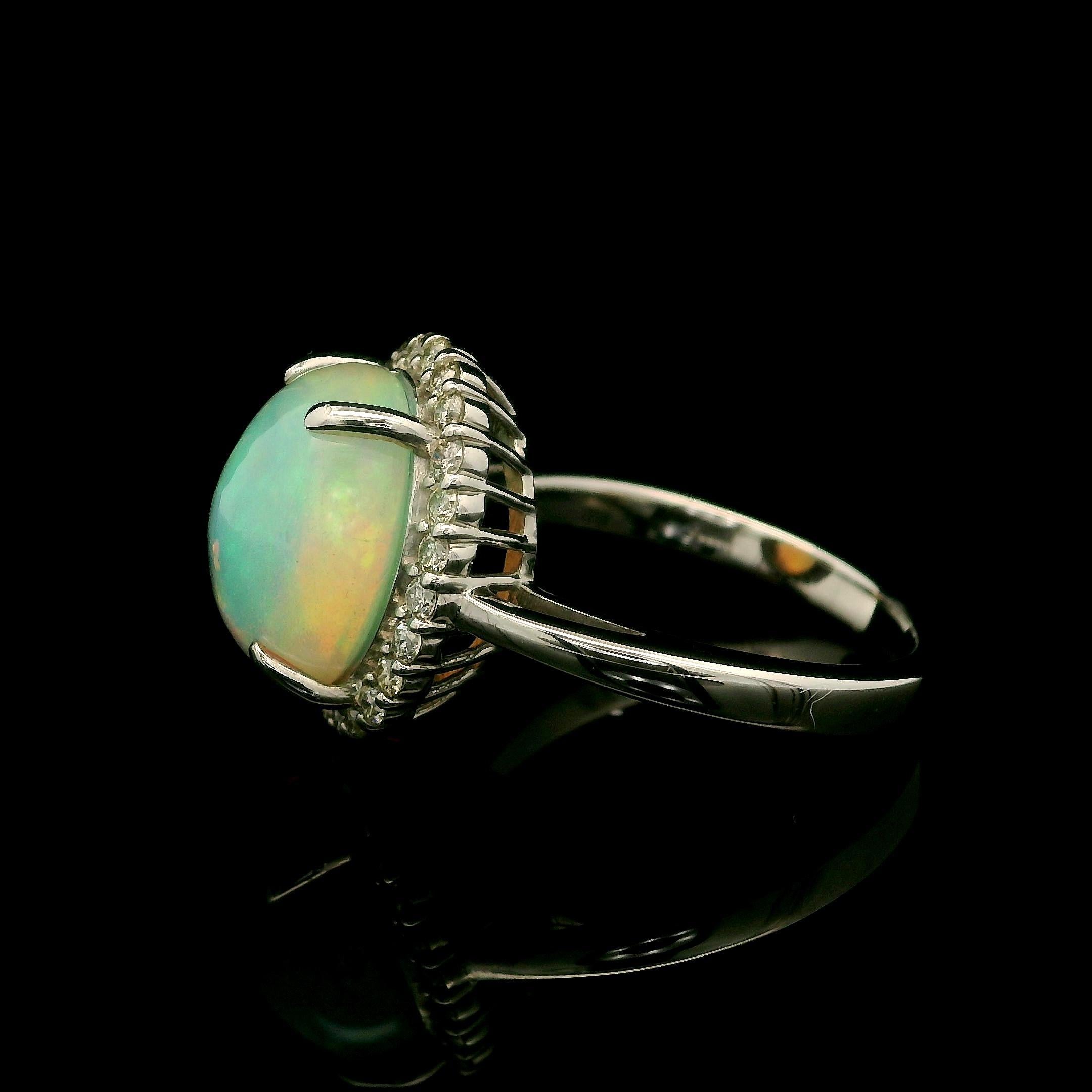 Anello in platino stile classico con opale ovale cabochon da 3,19 carati e diamante a raggiera In condizioni ottime in vendita a Montclair, NJ