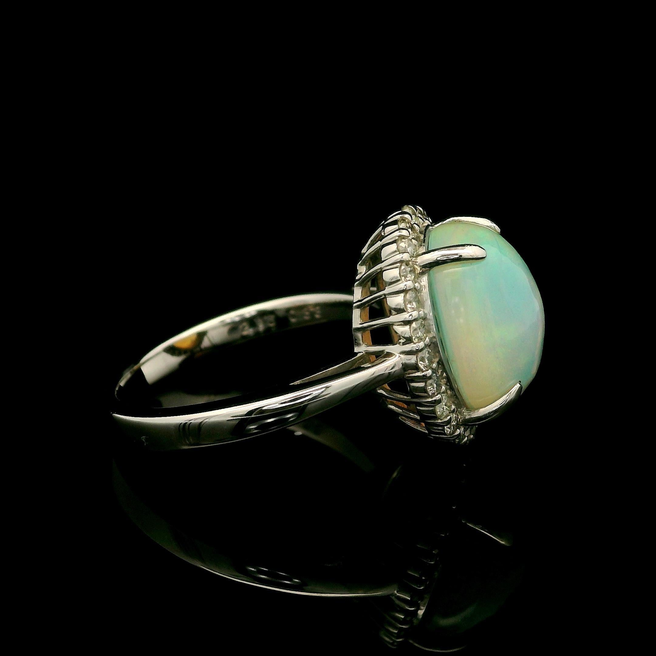 Donna Anello in platino stile classico con opale ovale cabochon da 3,19 carati e diamante a raggiera in vendita