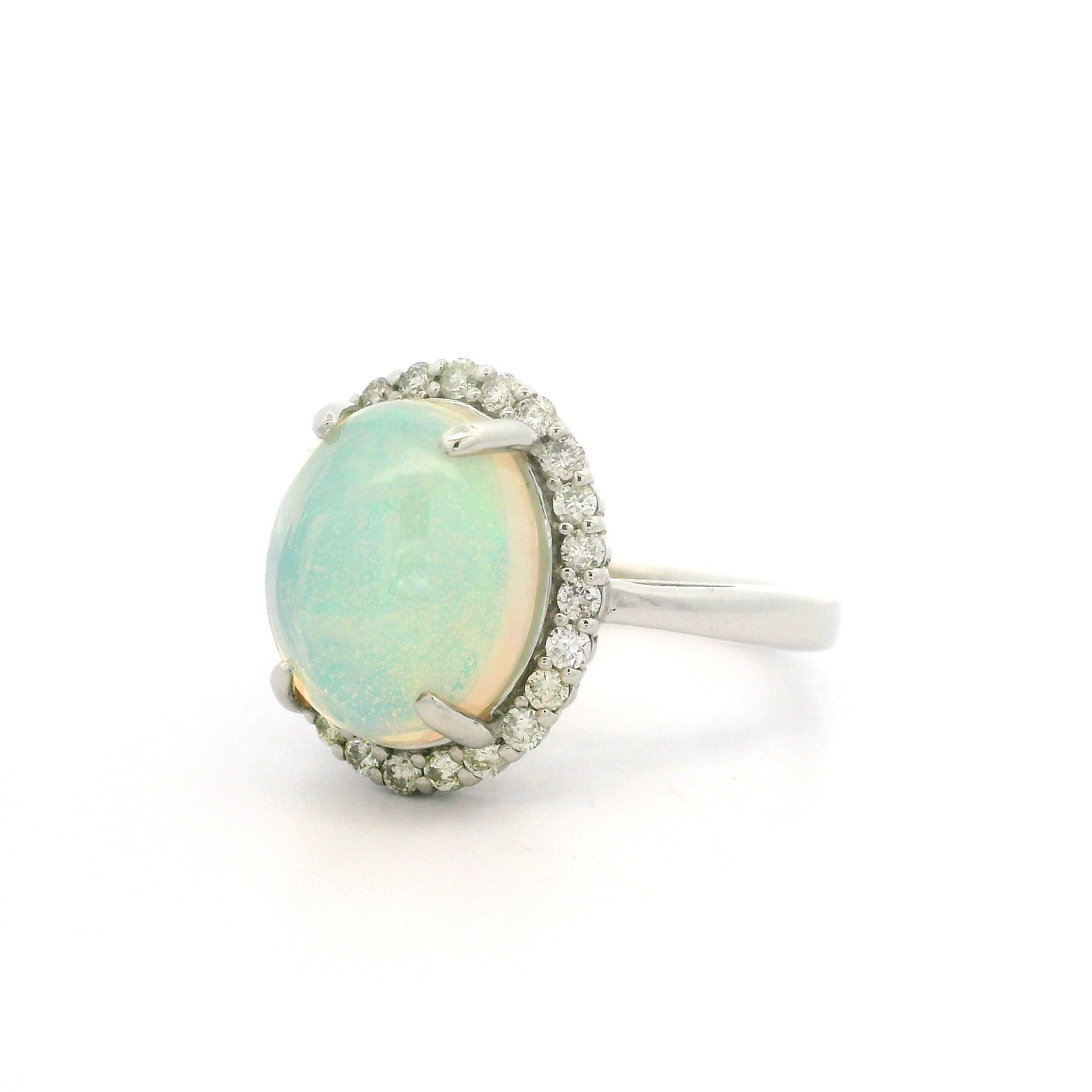 Anello in platino stile classico con opale ovale cabochon da 3,19 carati e diamante a raggiera in vendita 2