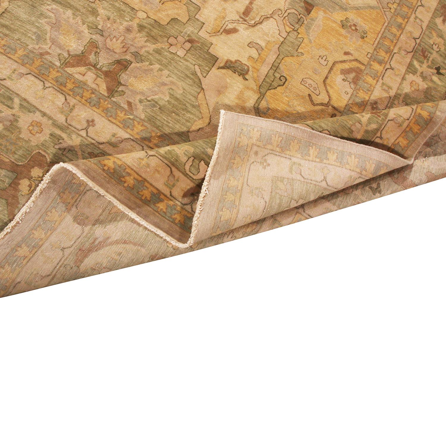 Alfombra de estilo clásico Rug & Kilim en crema, verde pastel y estampado floral dorado Siglo XXI y contemporáneo en venta