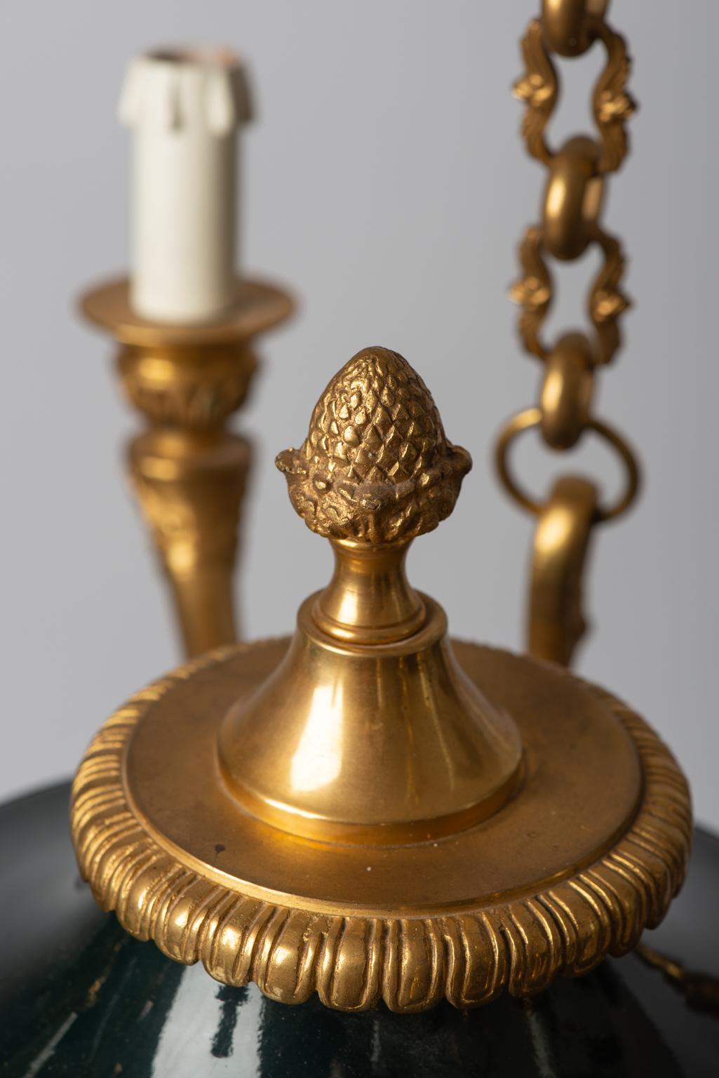 Classic Swan Französischer Empire Kronleuchter aus vergoldeter Bronze (Emailliert) im Angebot